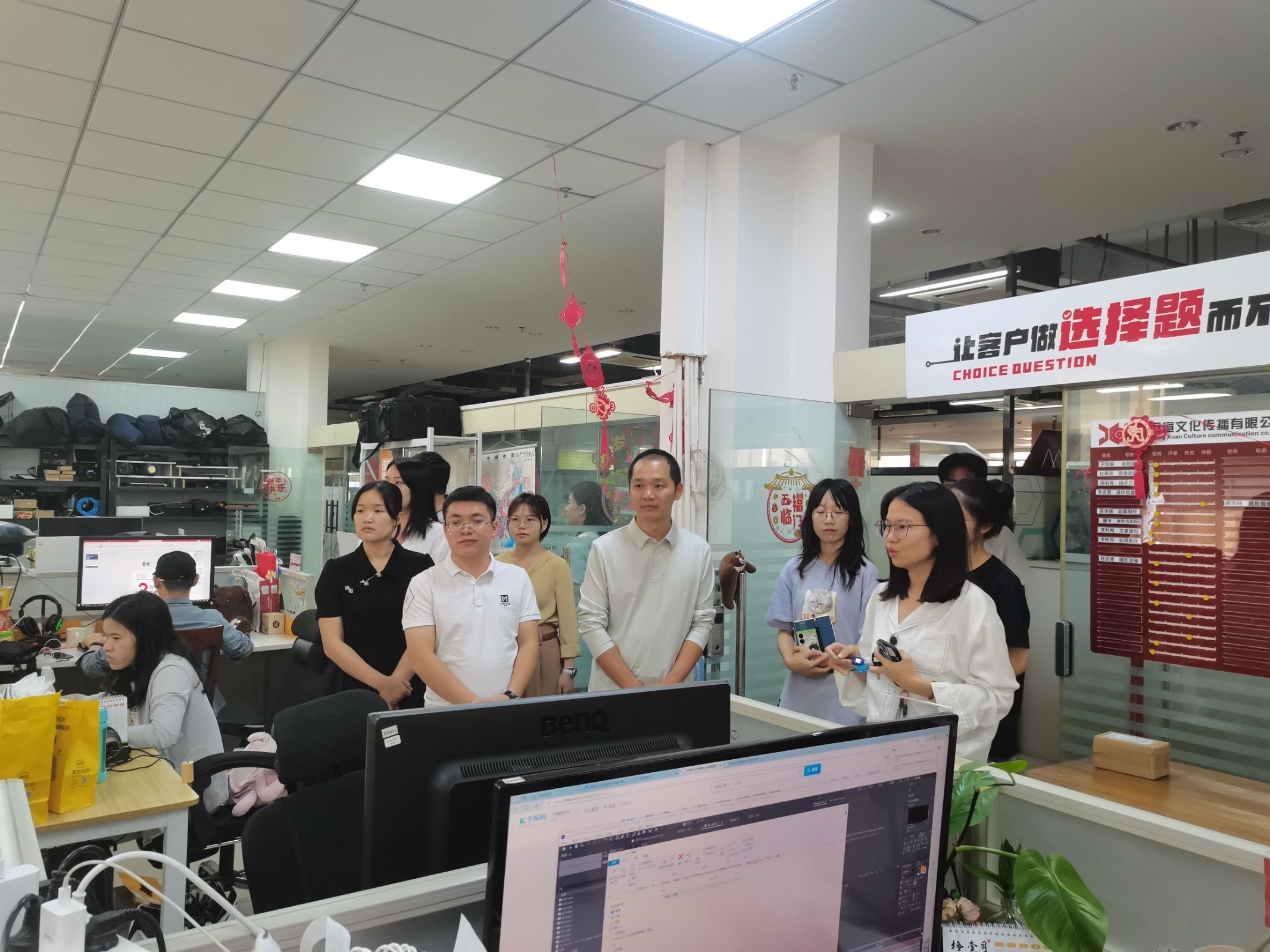 图二 参观企业的办公场所