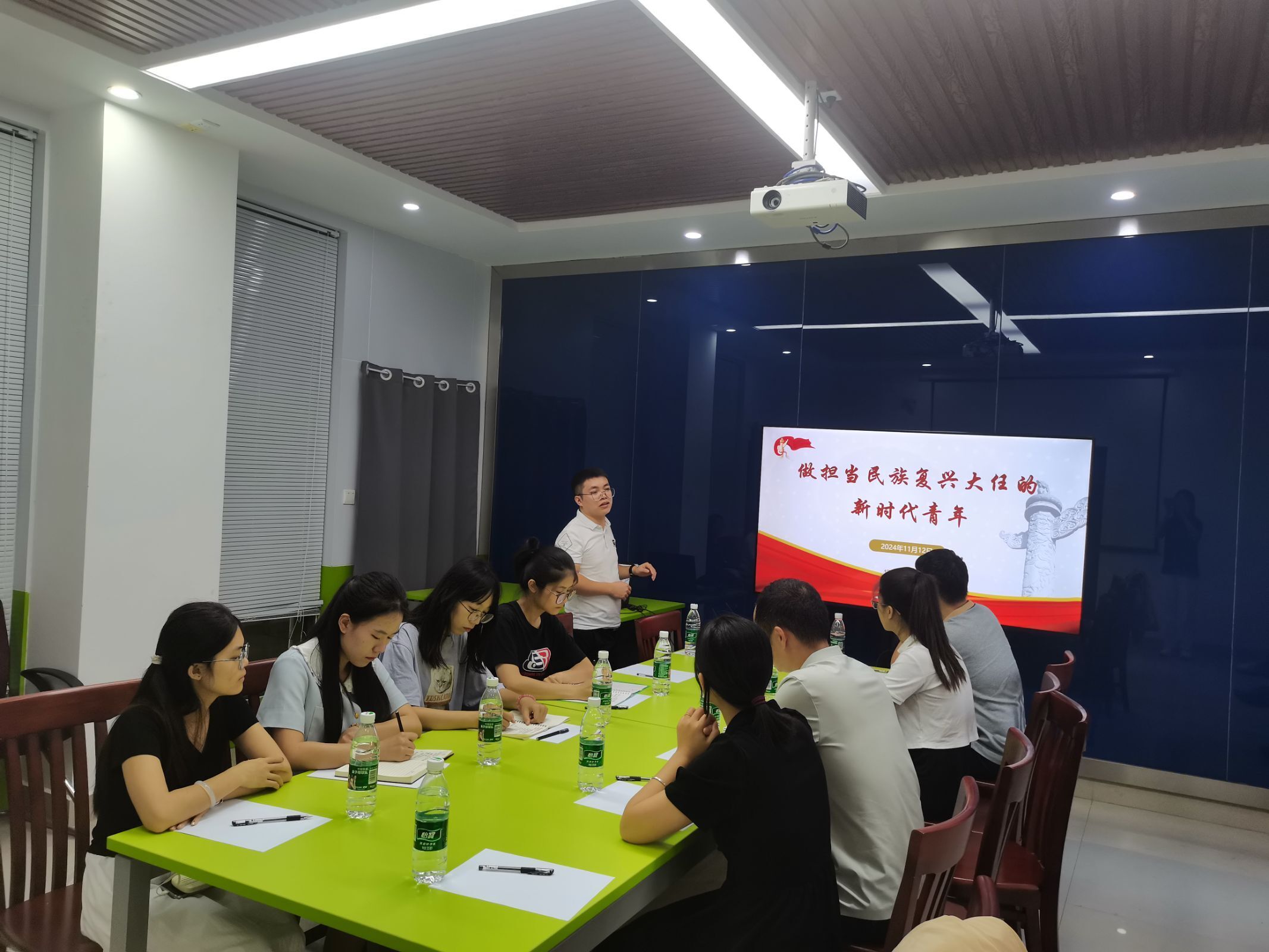 图三 教师党员杨恒维上党课