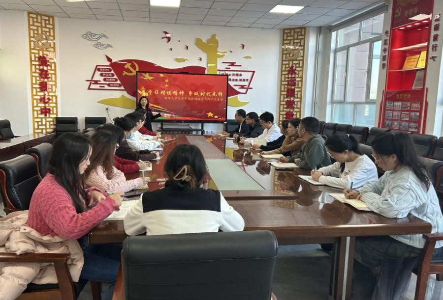 图1  支部全体党员在认真听党课