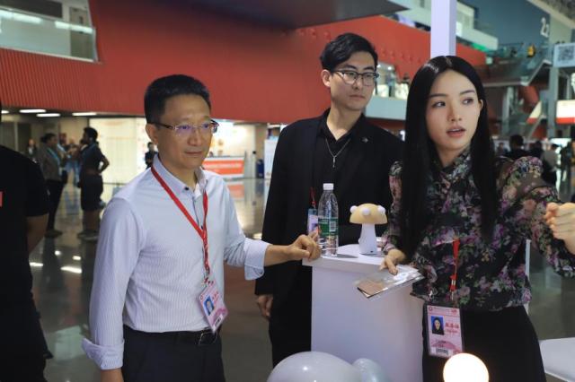 副校长陈春发来到展会现场