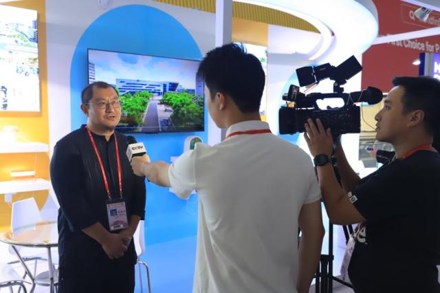 艺术设计学院院长、“双带头人”教师党支部书记方建松接受央视采访