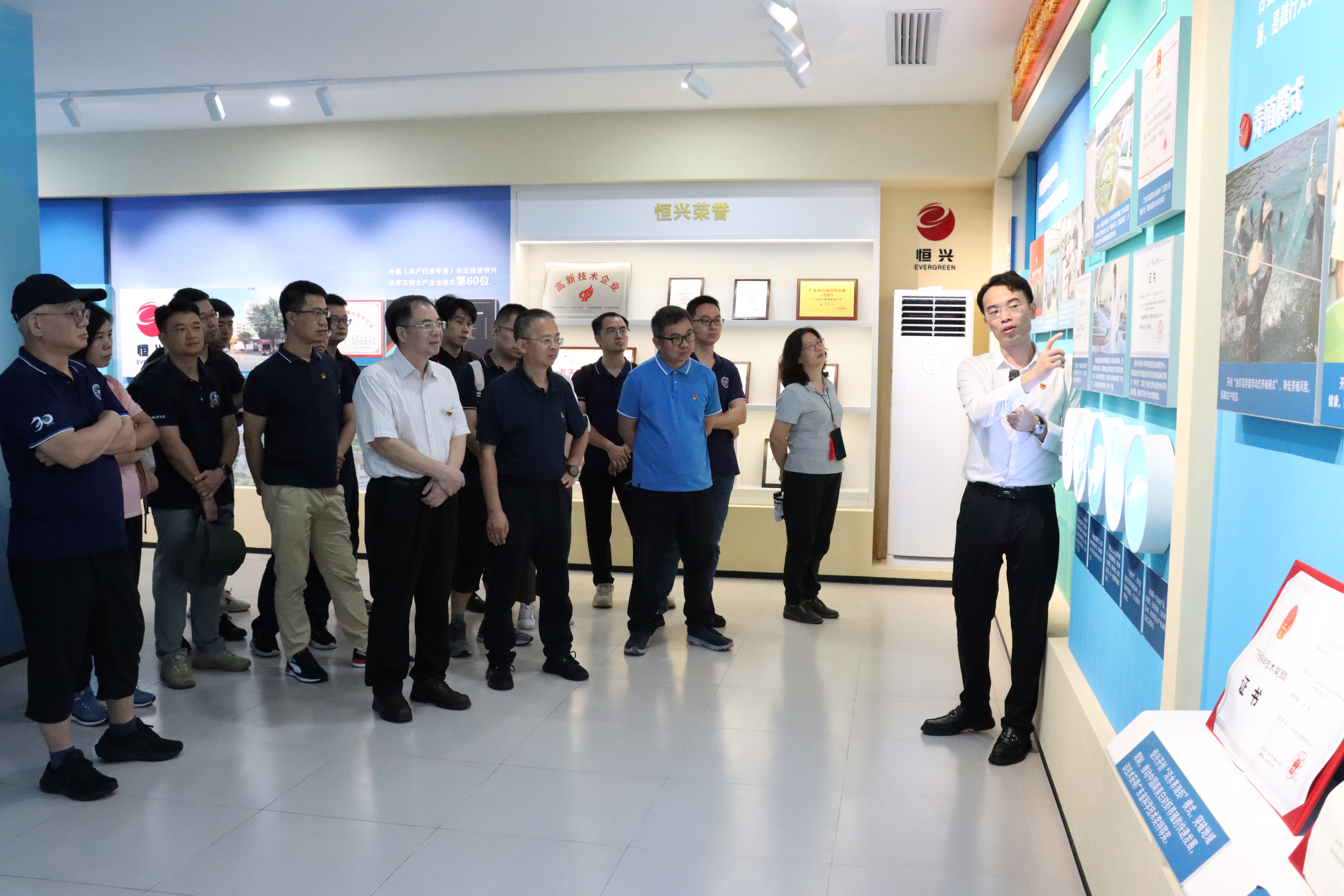 参观东海岛国家863计划项目海水养殖种子工程南方基地科研展厅