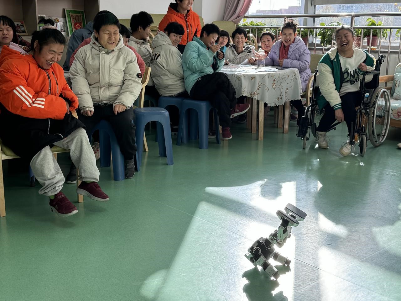 党支部为郑州市社会福利院带来机器人表演