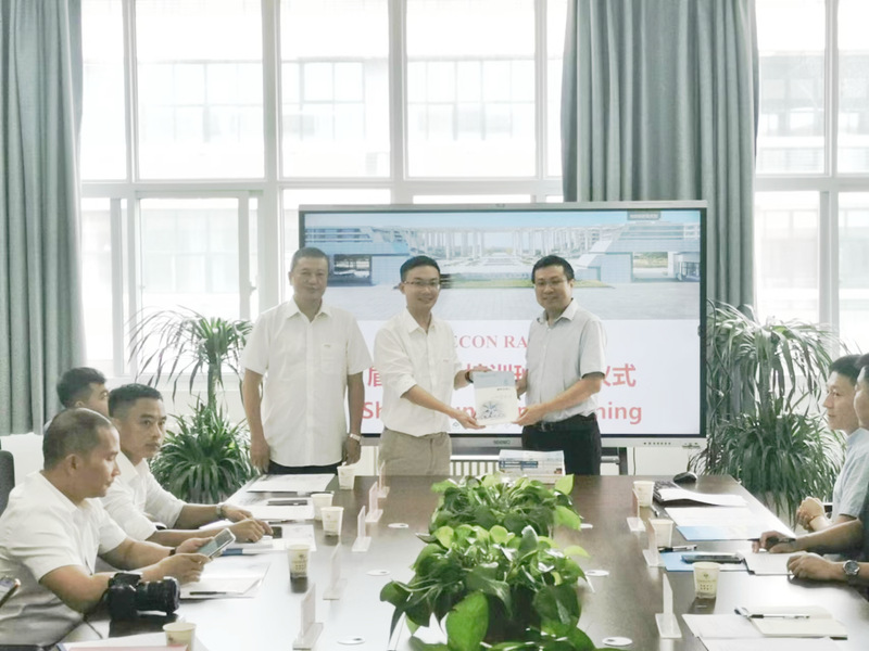 开班典礼——刘明学副校长为学员赠书