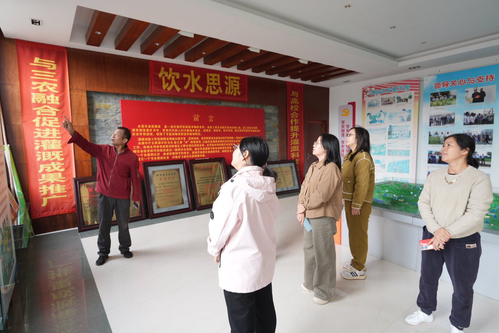 图5桂林市灌溉试验站党支部书记冯广介绍试验站与三农融合促进灌溉推广应用情况