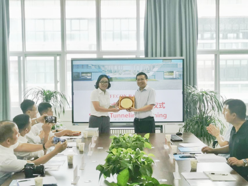 开班典礼——双方互赠礼物