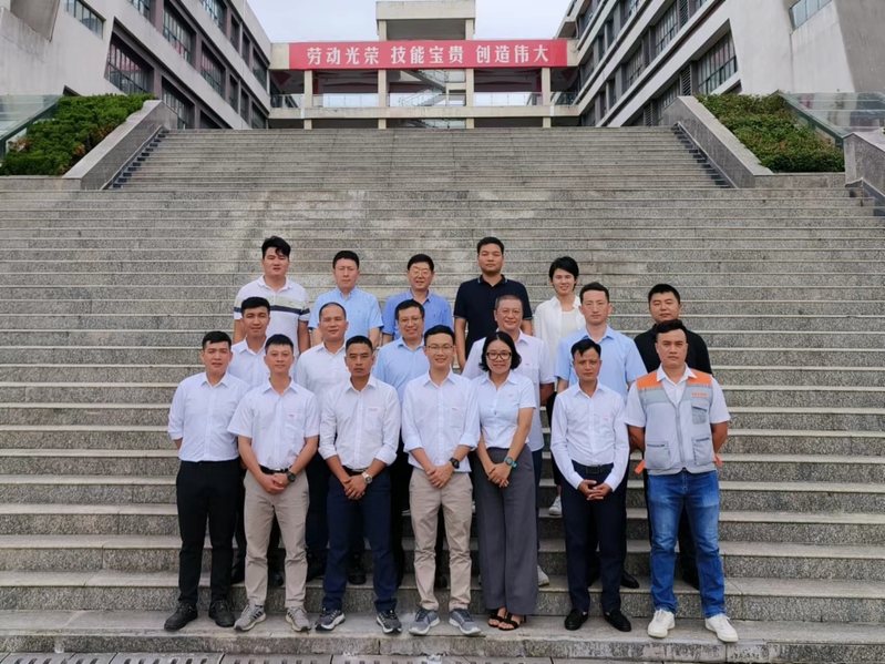 开班典礼——培训班老师与学员合影