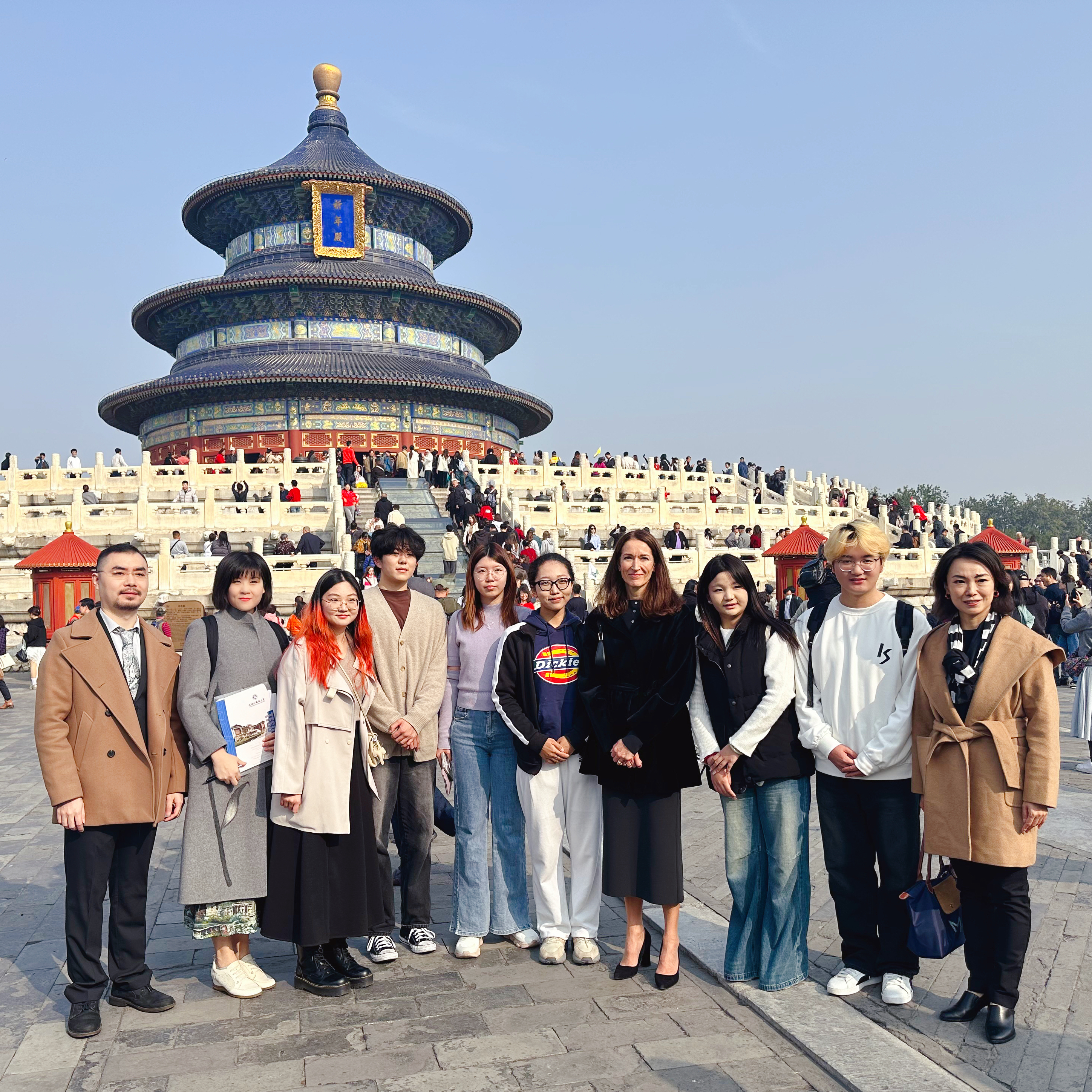 新闻1 师生与总统夫人合影