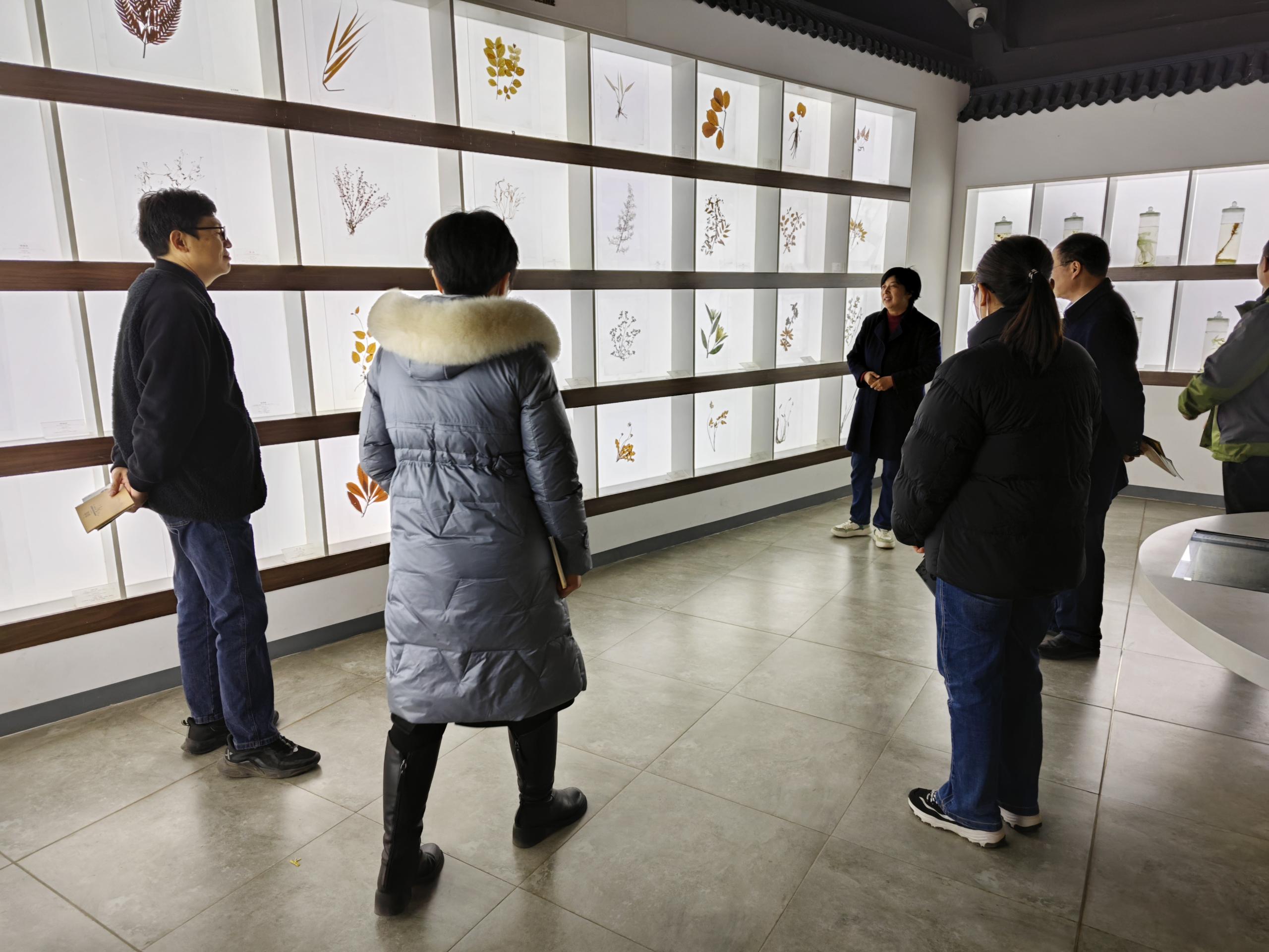 考察李时珍纪念馆