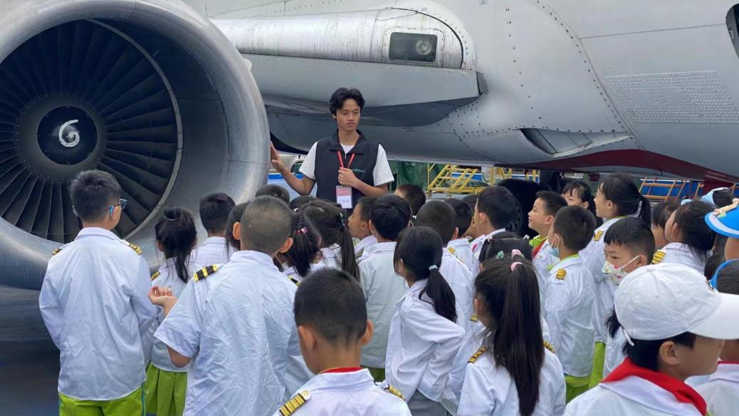 航空学院学生为小学生开展航空科普研学服务