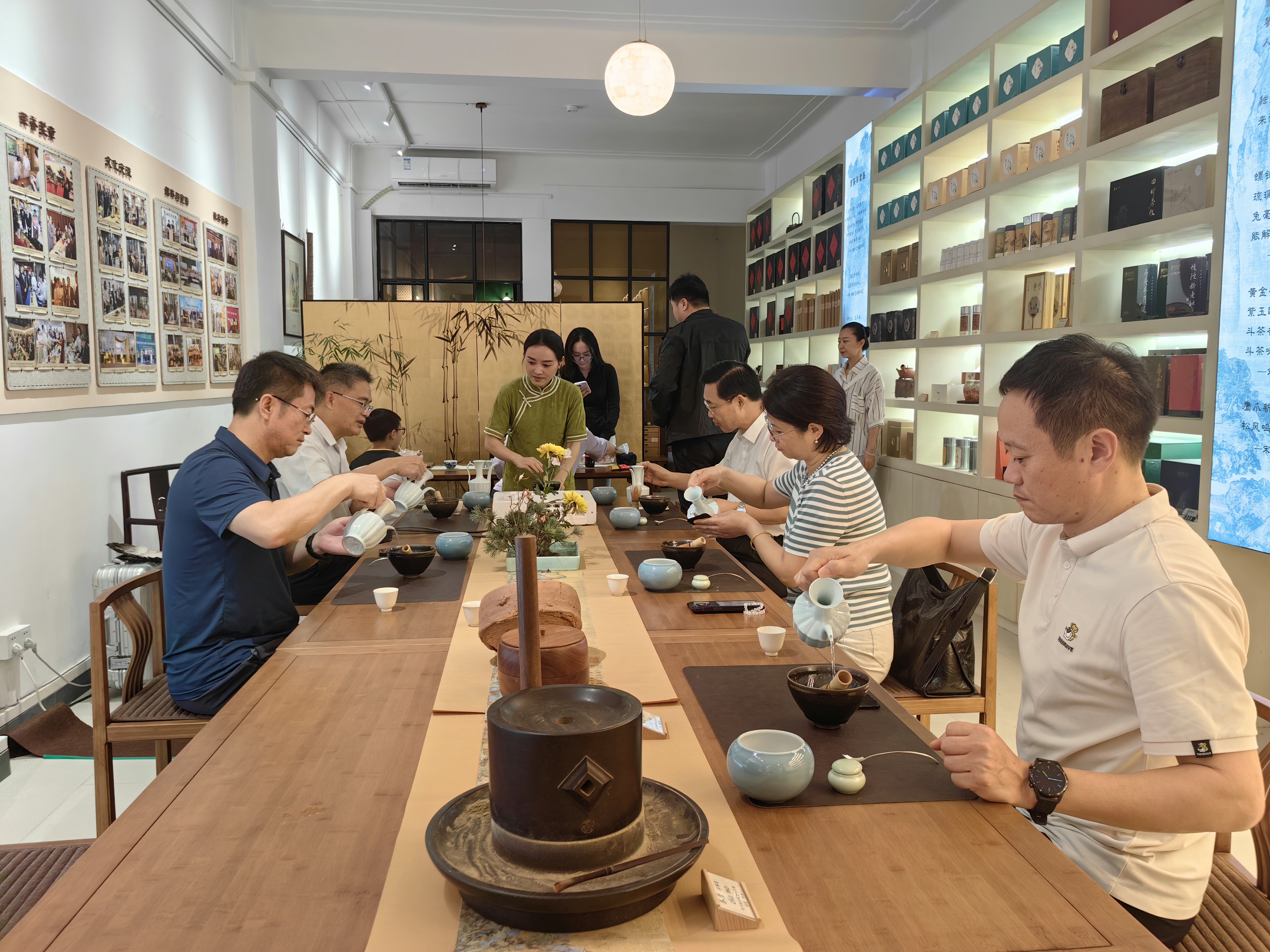 嘉宾们在陶民非遗基地体验宋代点茶并做交流