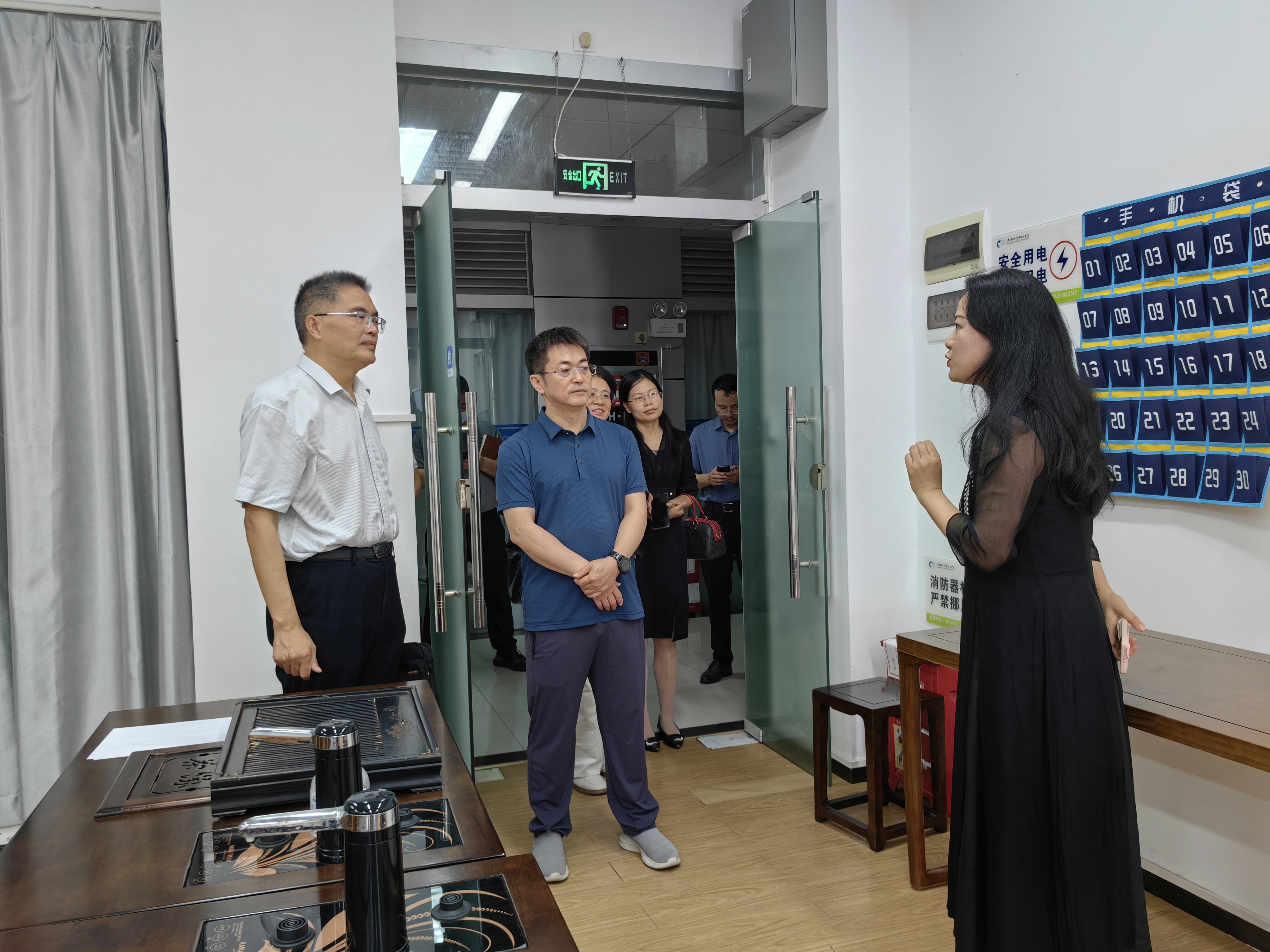 管院负责人张丹凤带领嘉宾参观酒管专业实训室