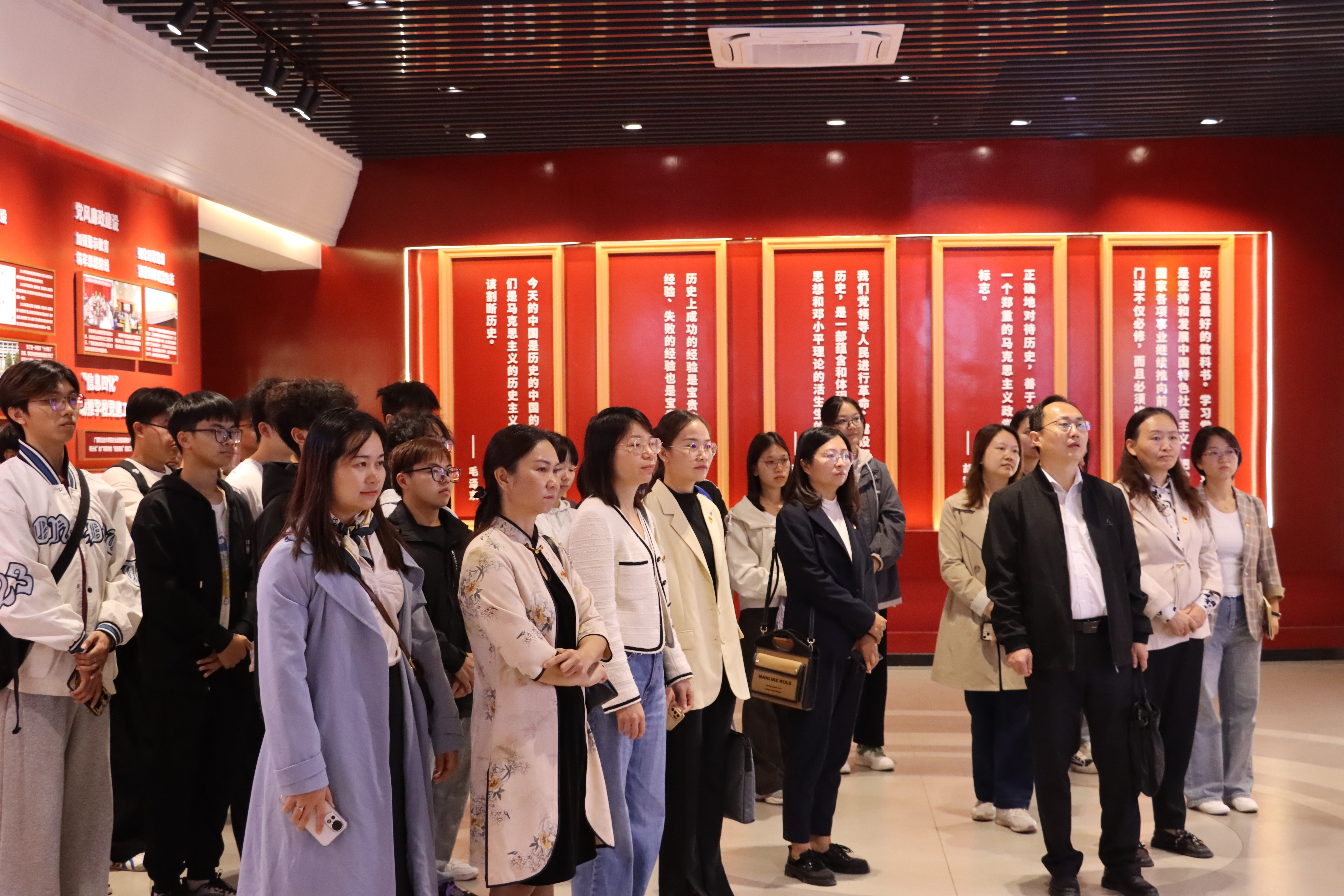 参观学校党性教育中心