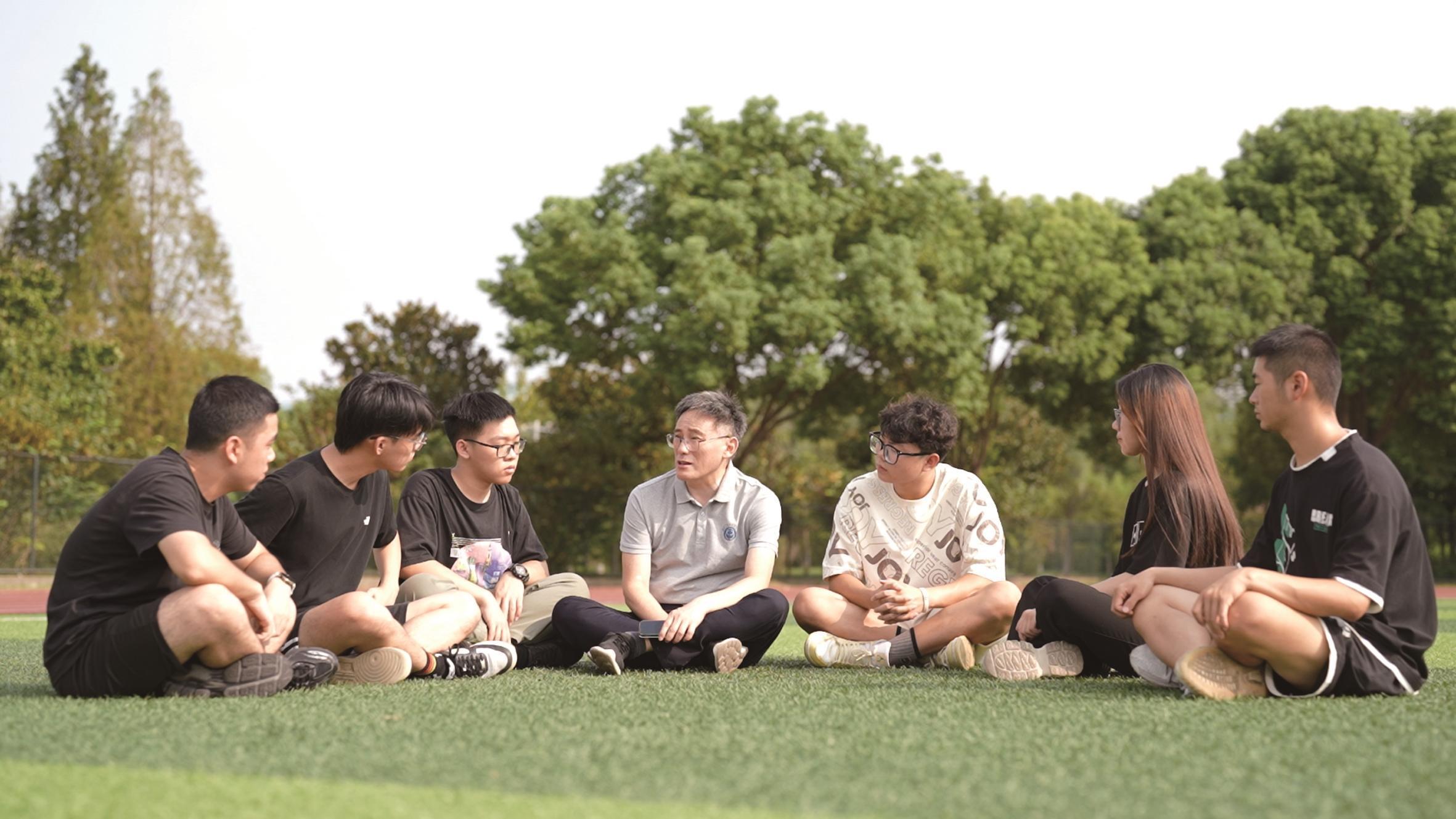 国家课程思政教学名师张长英与学生交流