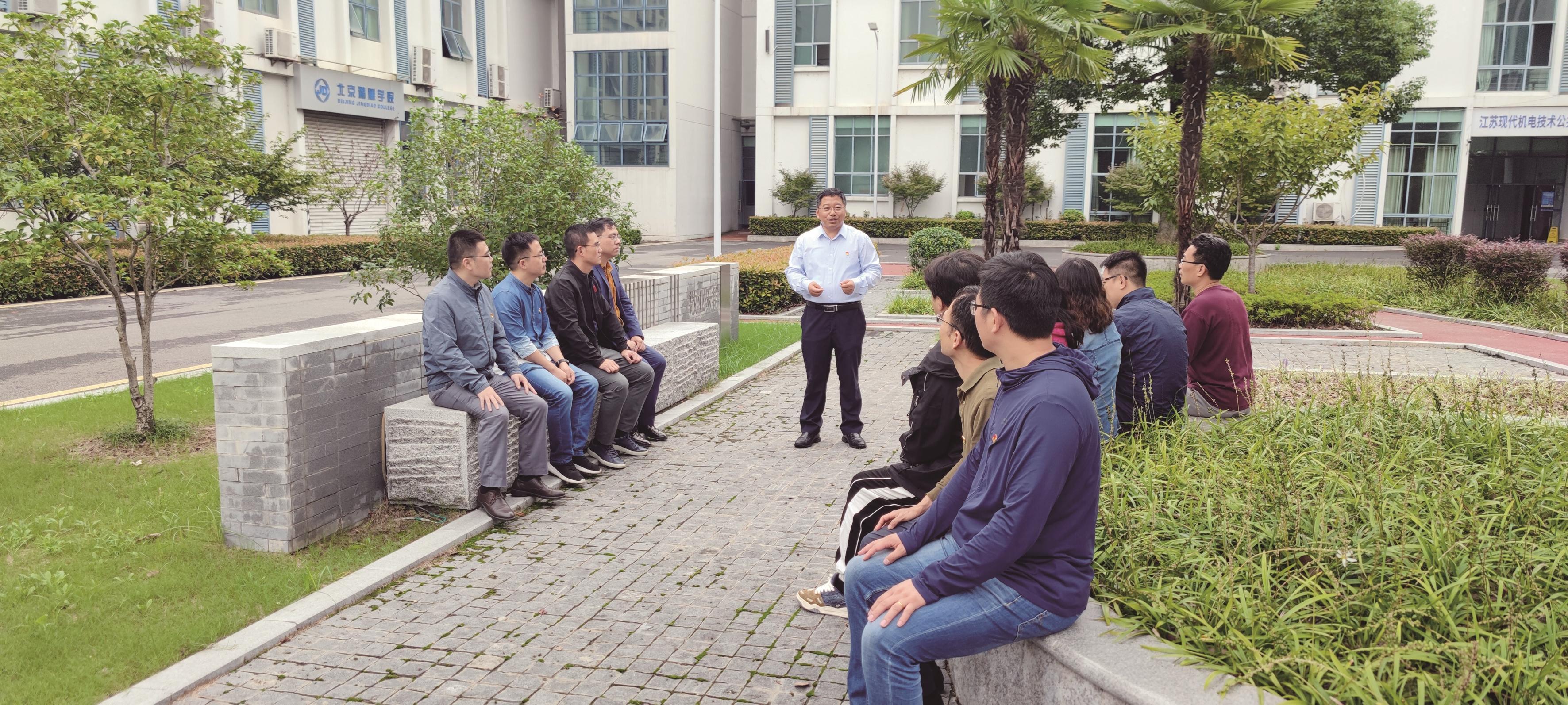 国家级职业教育教师教学创新团队负责人王晓勇给党员上党课