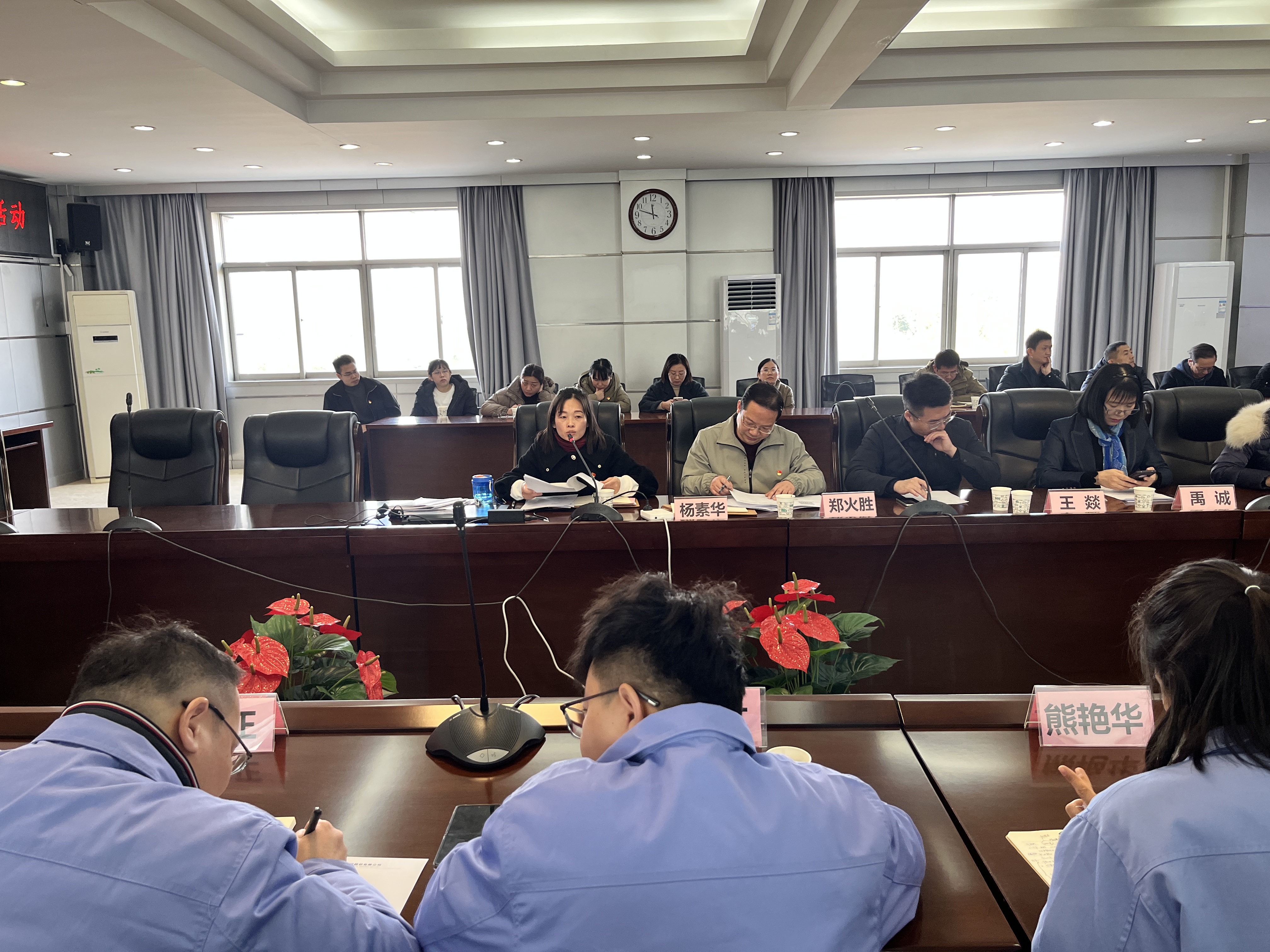 图8 教师第二党支部书记杨素华同志领学保密工作相关资料