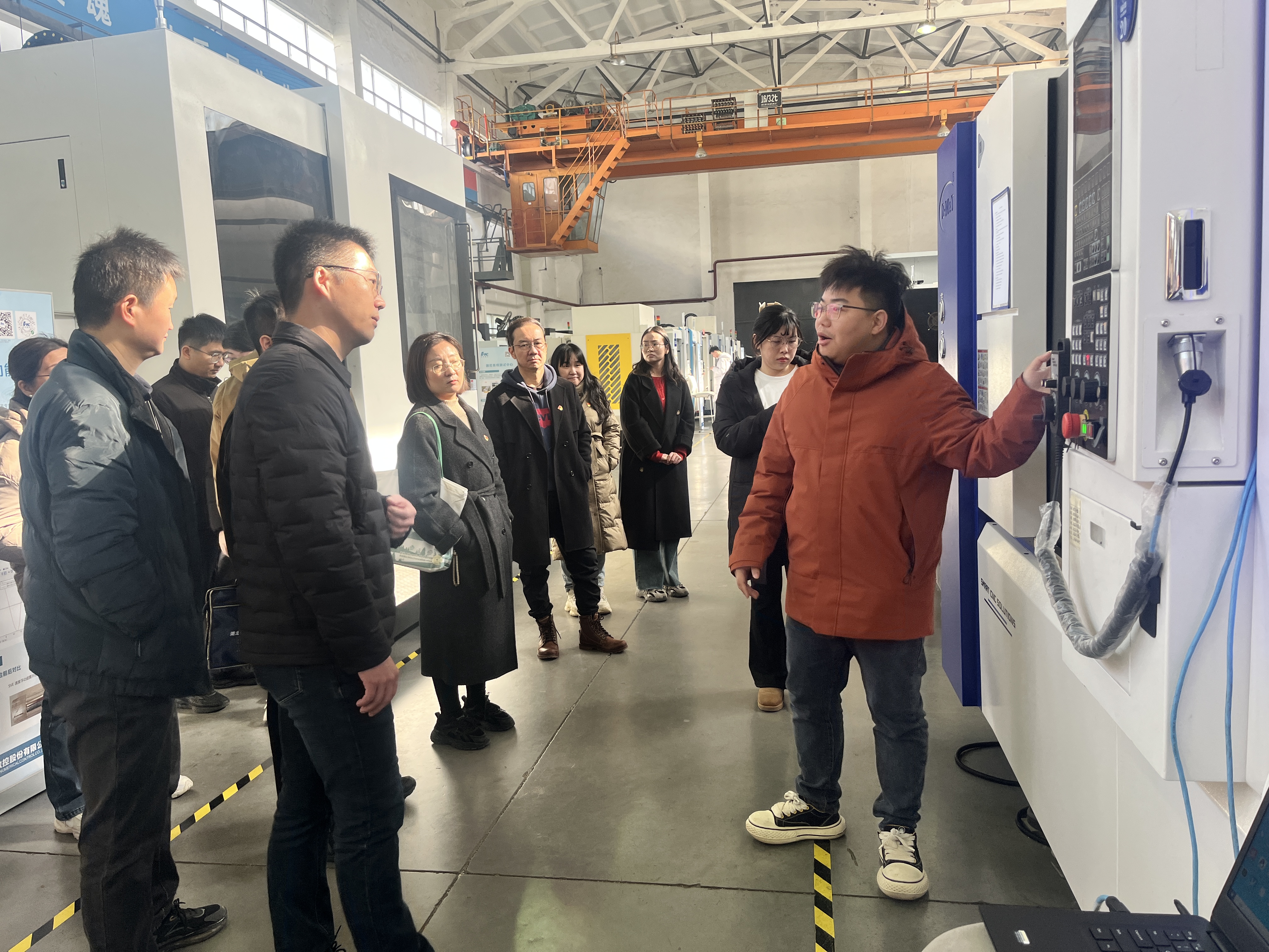 图10 参观武汉华中数控股份有限公司生产车间