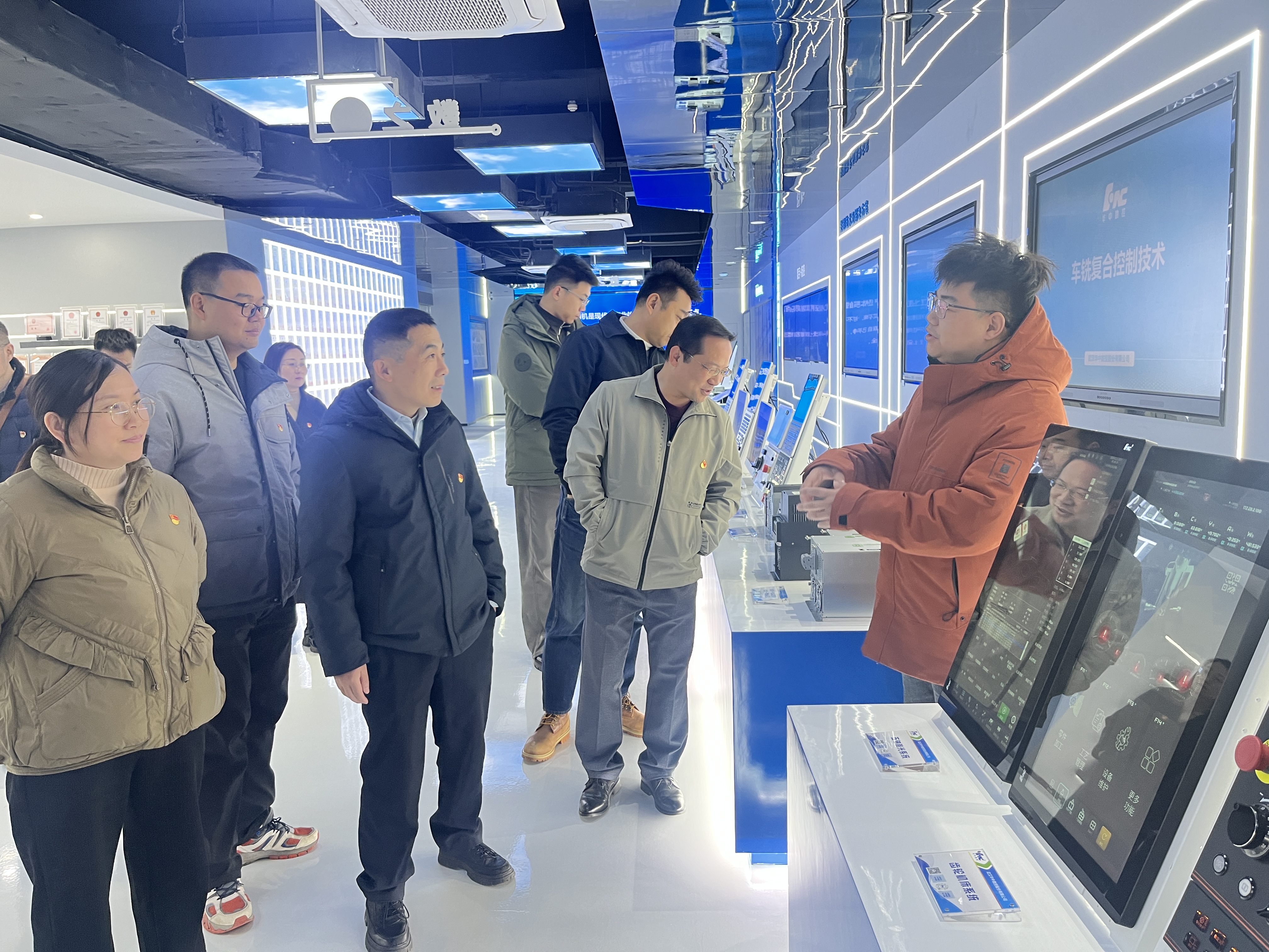 图9 参观武汉华中数控股份有限公司展馆