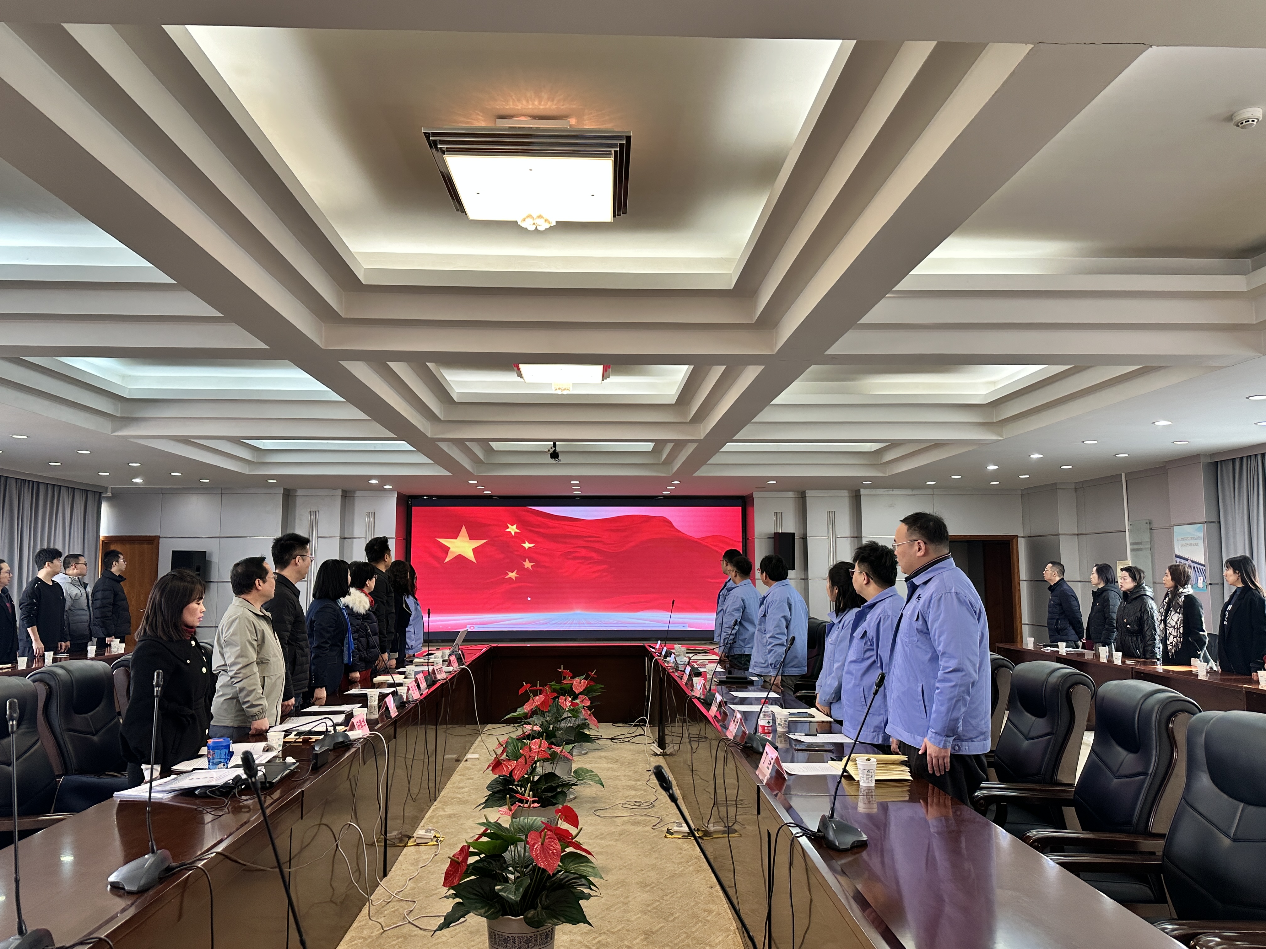 图2 校企双方党员齐声高唱国歌