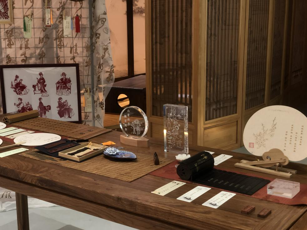 原创设计和利用不同激光加工技术制作的多类型《诗经》主题作品