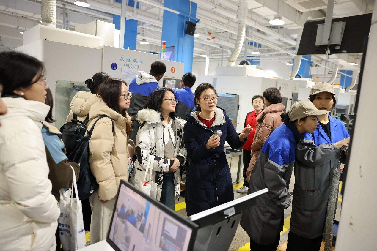 唐霞副院长介绍实践教学模式