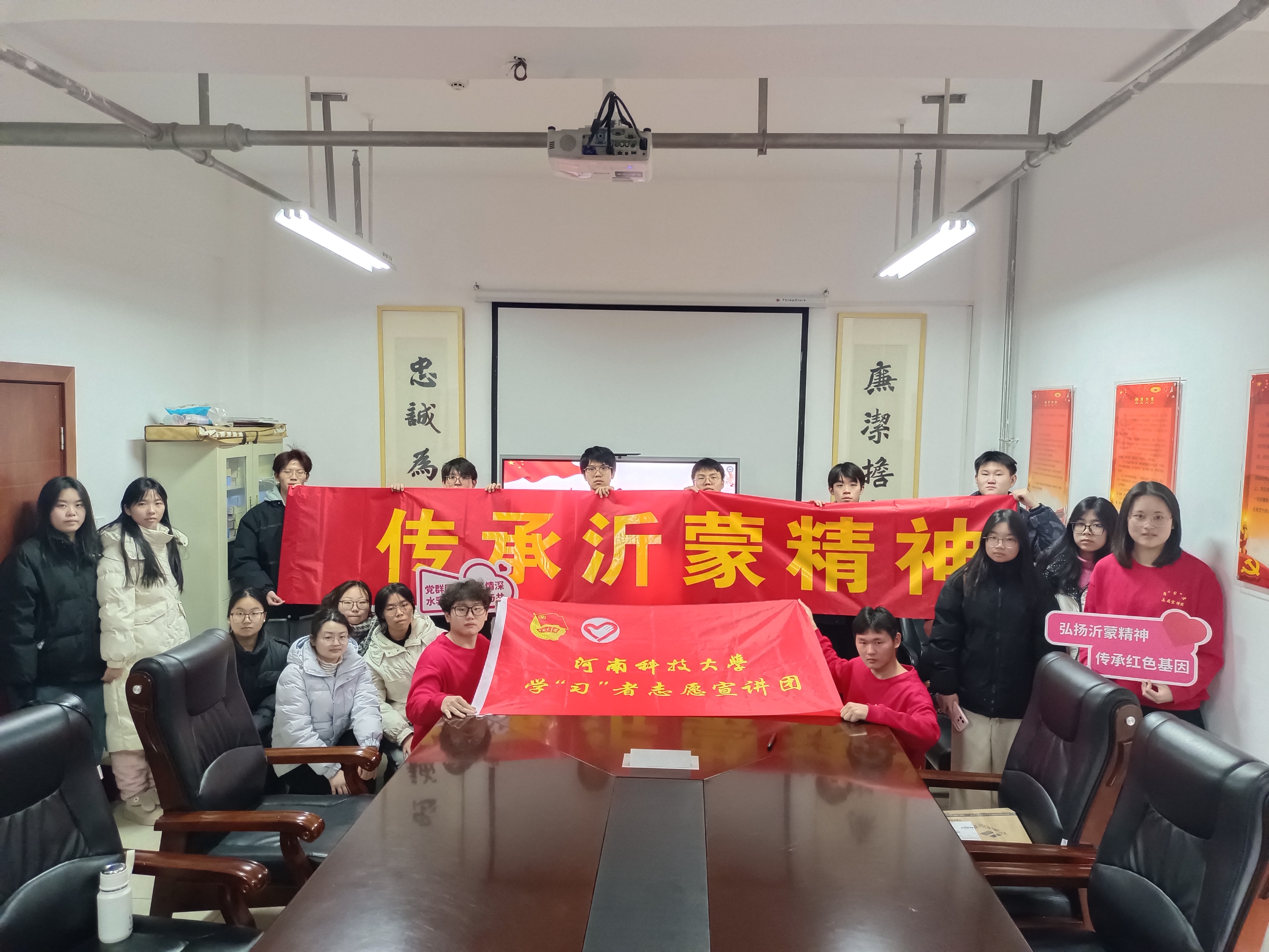 全体成员在艺术与设计学院合影