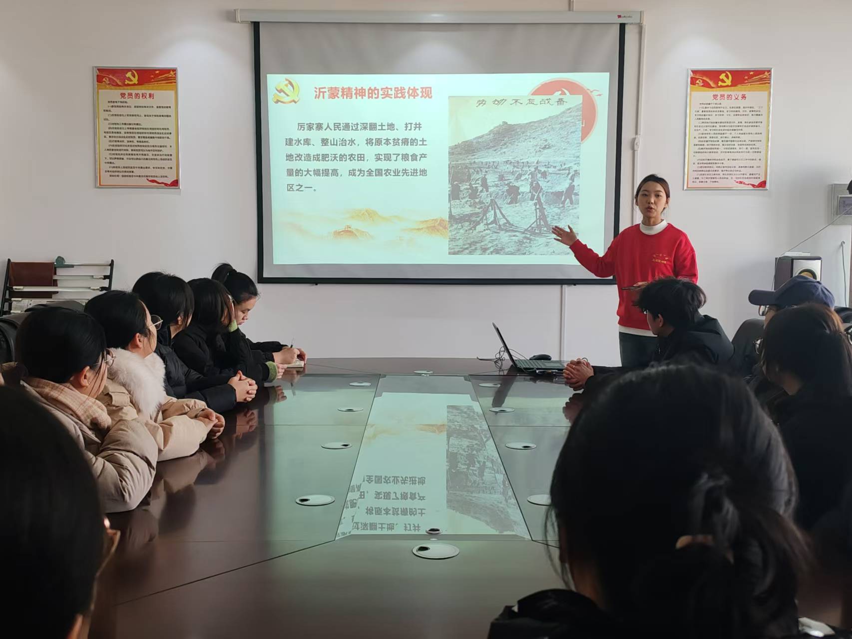 团队成员彭玉果在进行宣讲