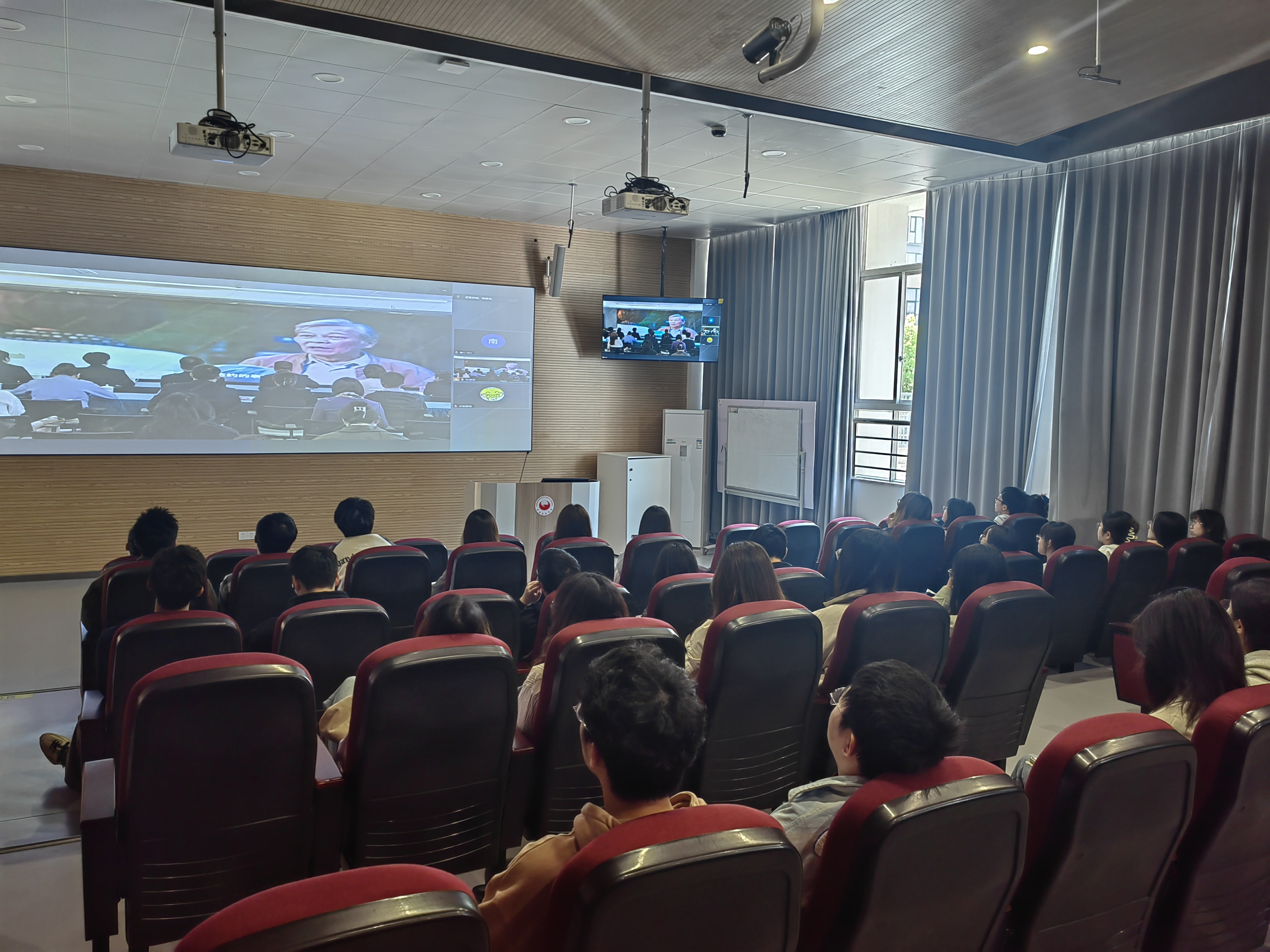 通过“共享法庭”大学生旁听庭审现场