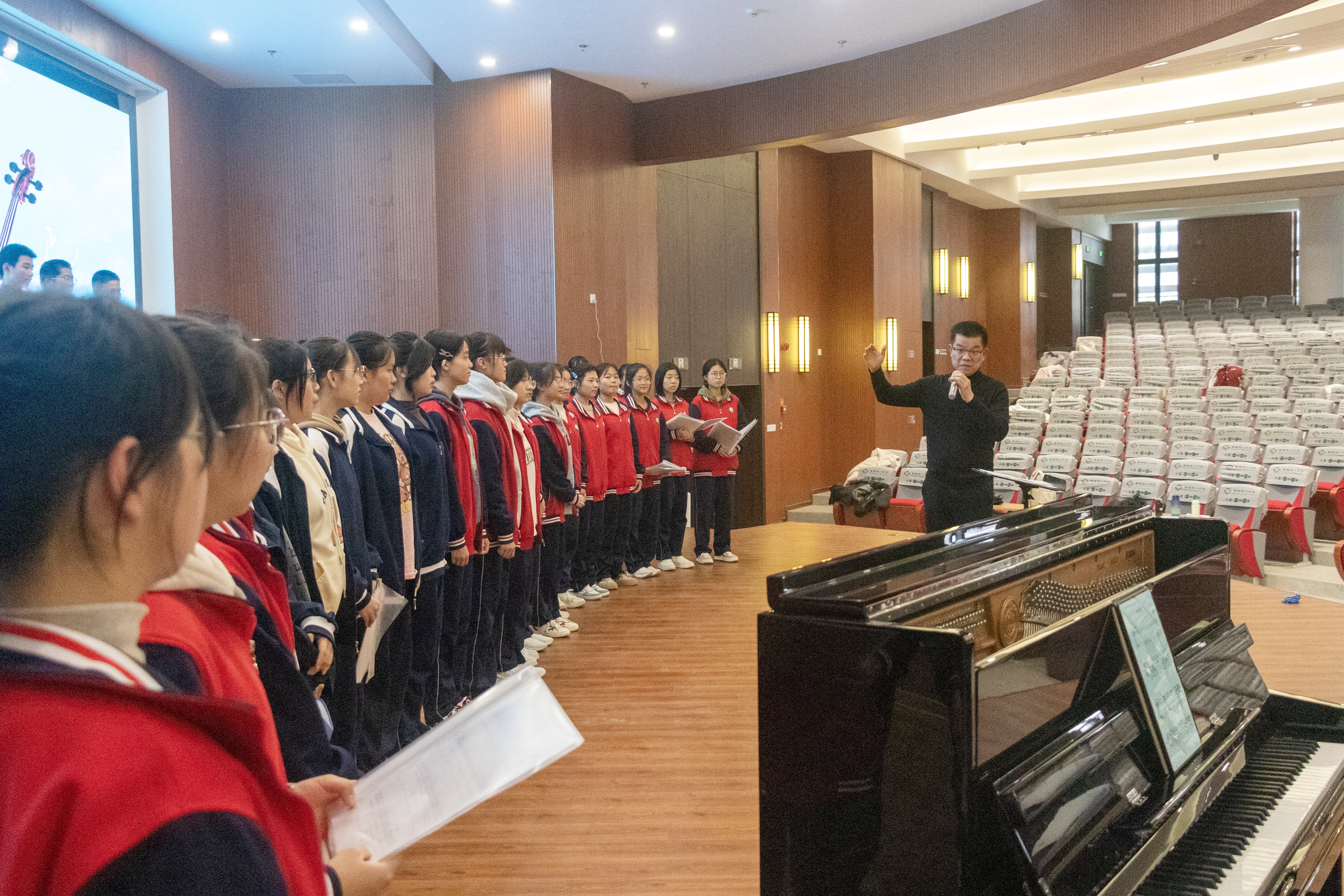 图为：林荣华院长给莆田第八中学合唱团的排练