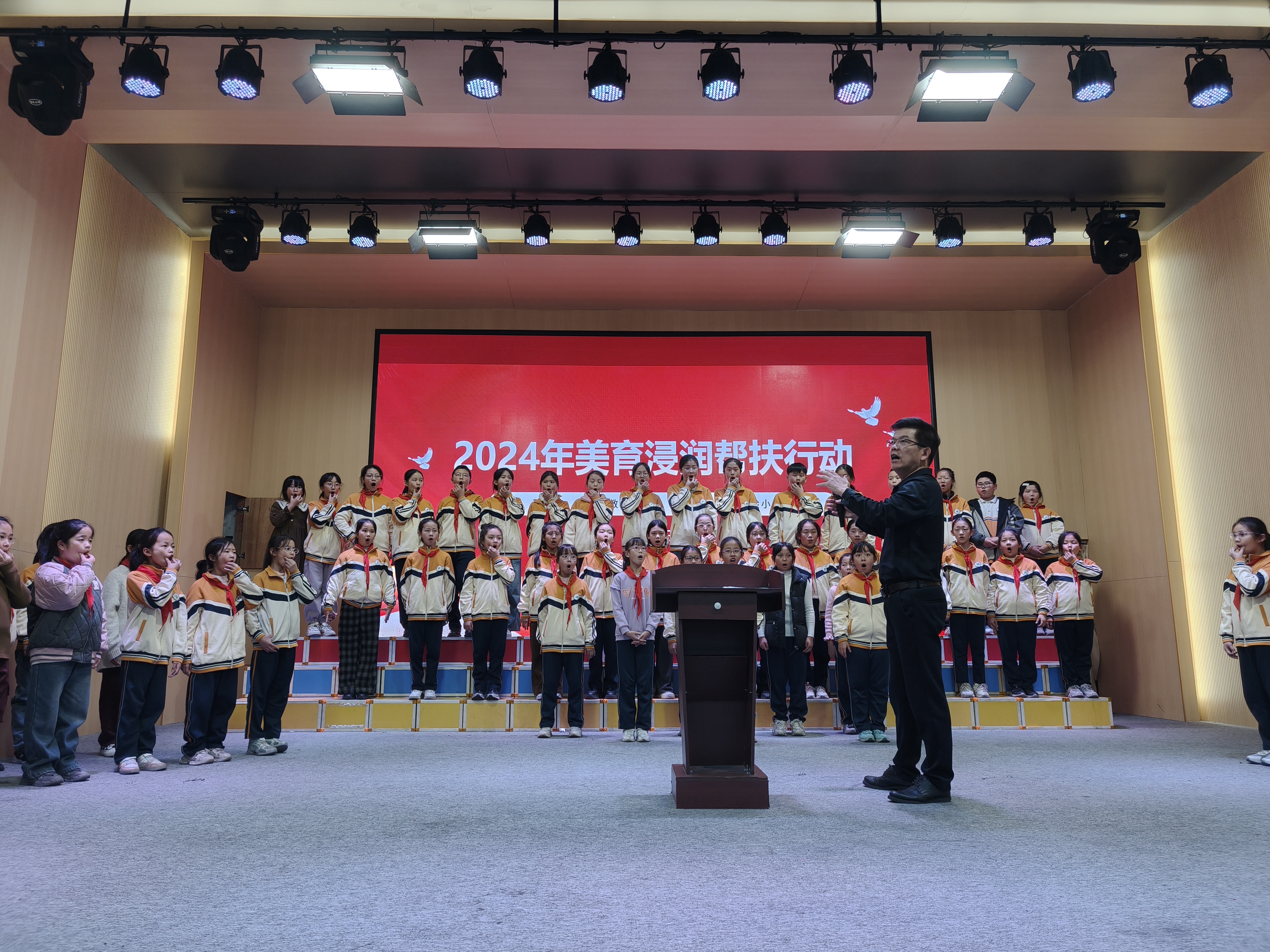 图为林荣华院长的《合唱作品的编排和设计》的专题讲座