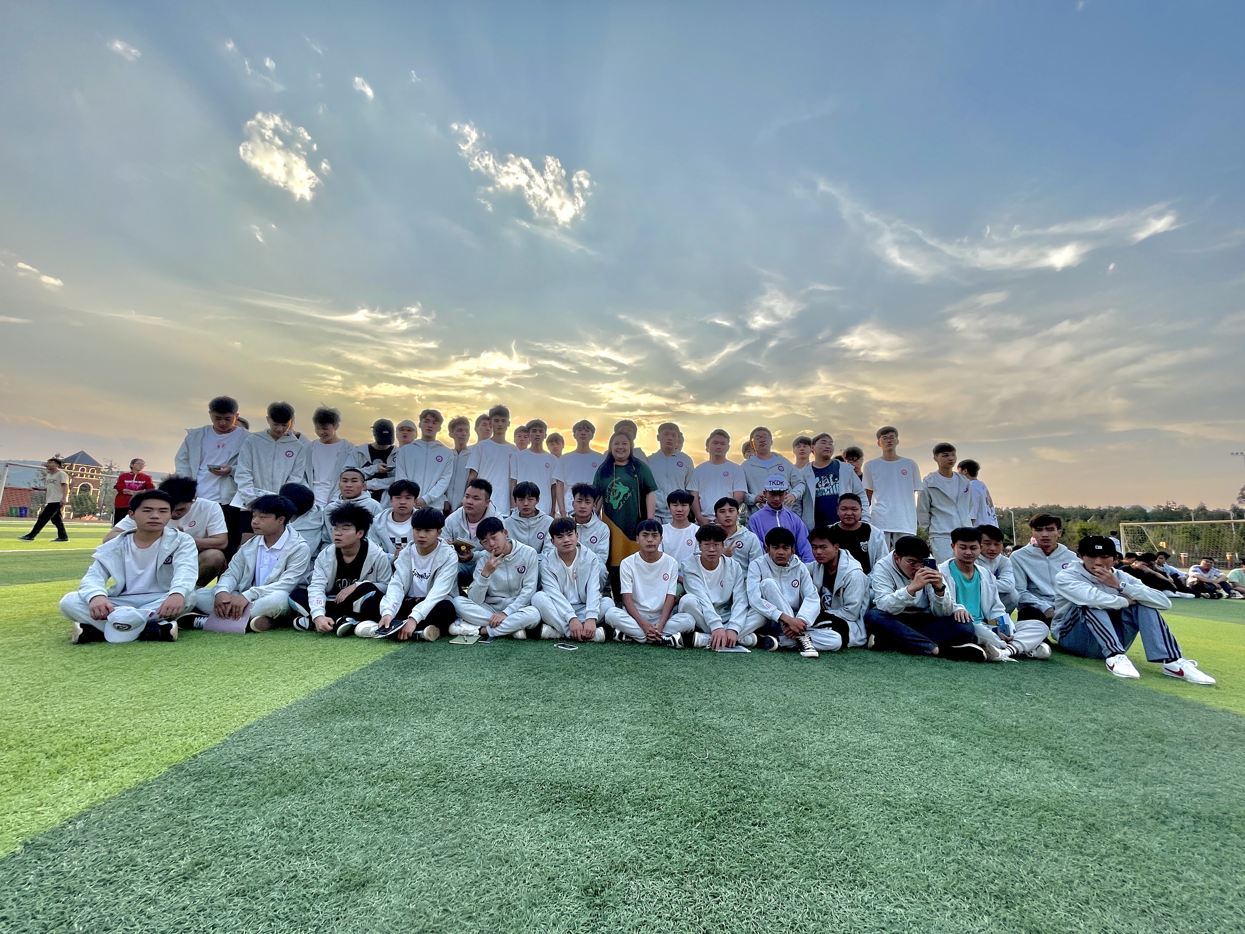 图12行走的思政课——爱祖国的大好河山  爱经外的美丽晚霞