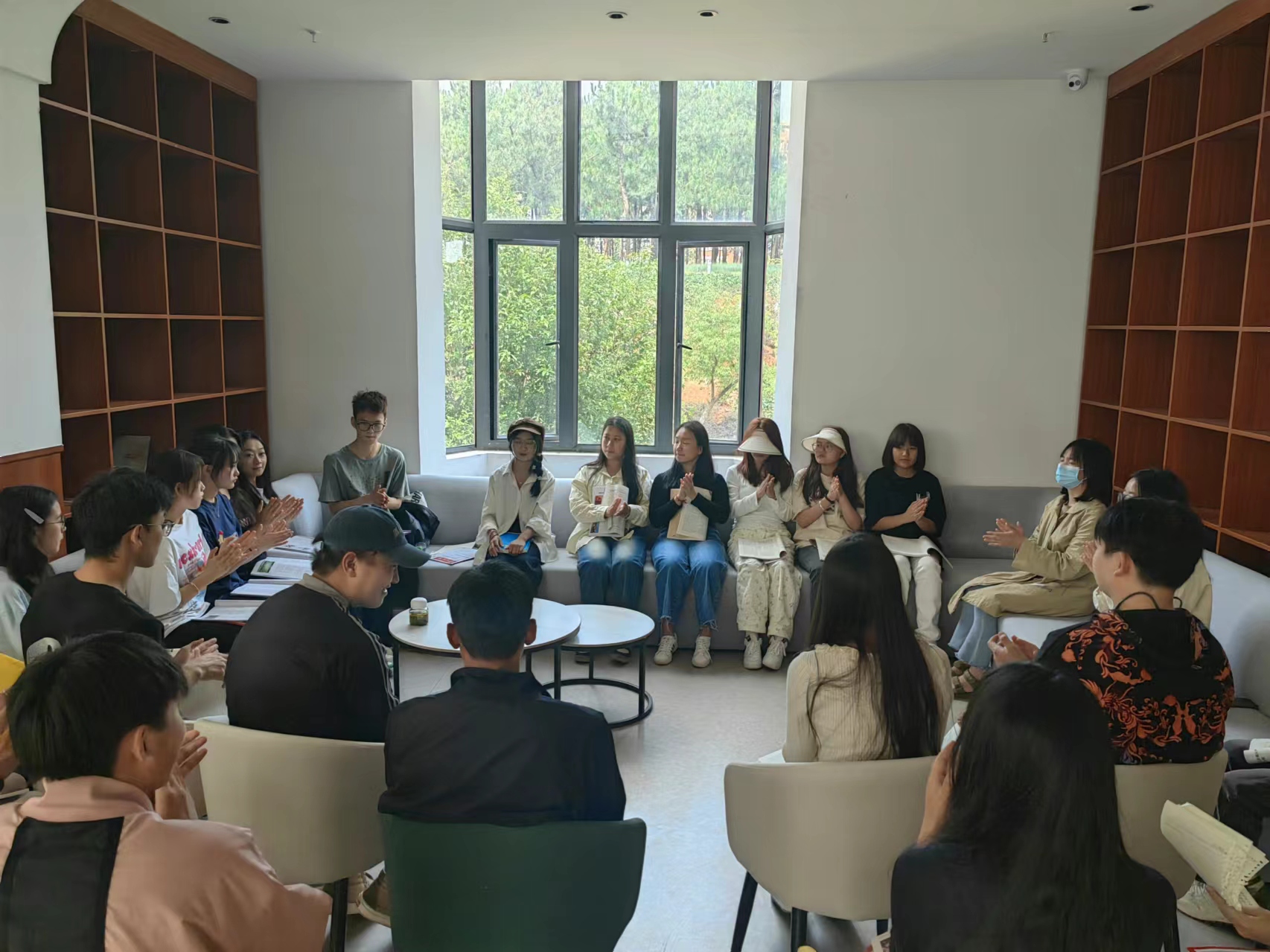 图1   思政课教师带领学生走进图书馆开展行走的思政课——“学习新思想  争做接班人”研学活动