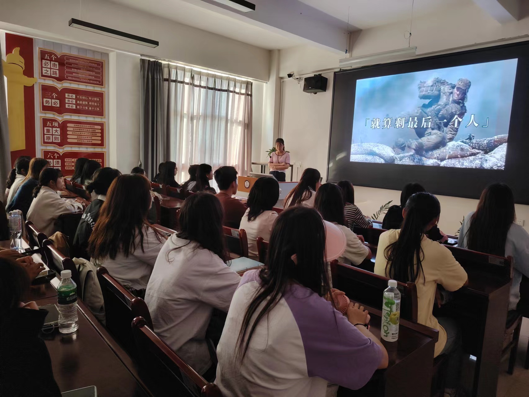 图5  同学们在行走的思政课中泪流满面，高呼“就算剩最后一个人，我也要为祖国和人民不再经历战争而坚持上”