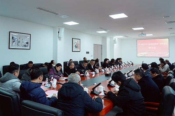 26研讨会现场，各单位代表分享思政教育经验