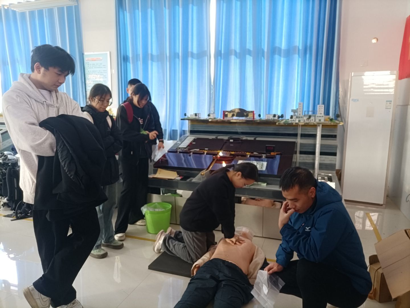 学生亲身体验心肺复苏