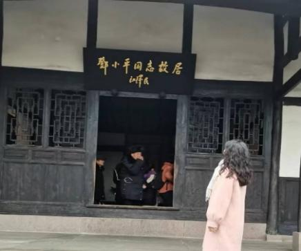 图为：学生党员参观红色遗址