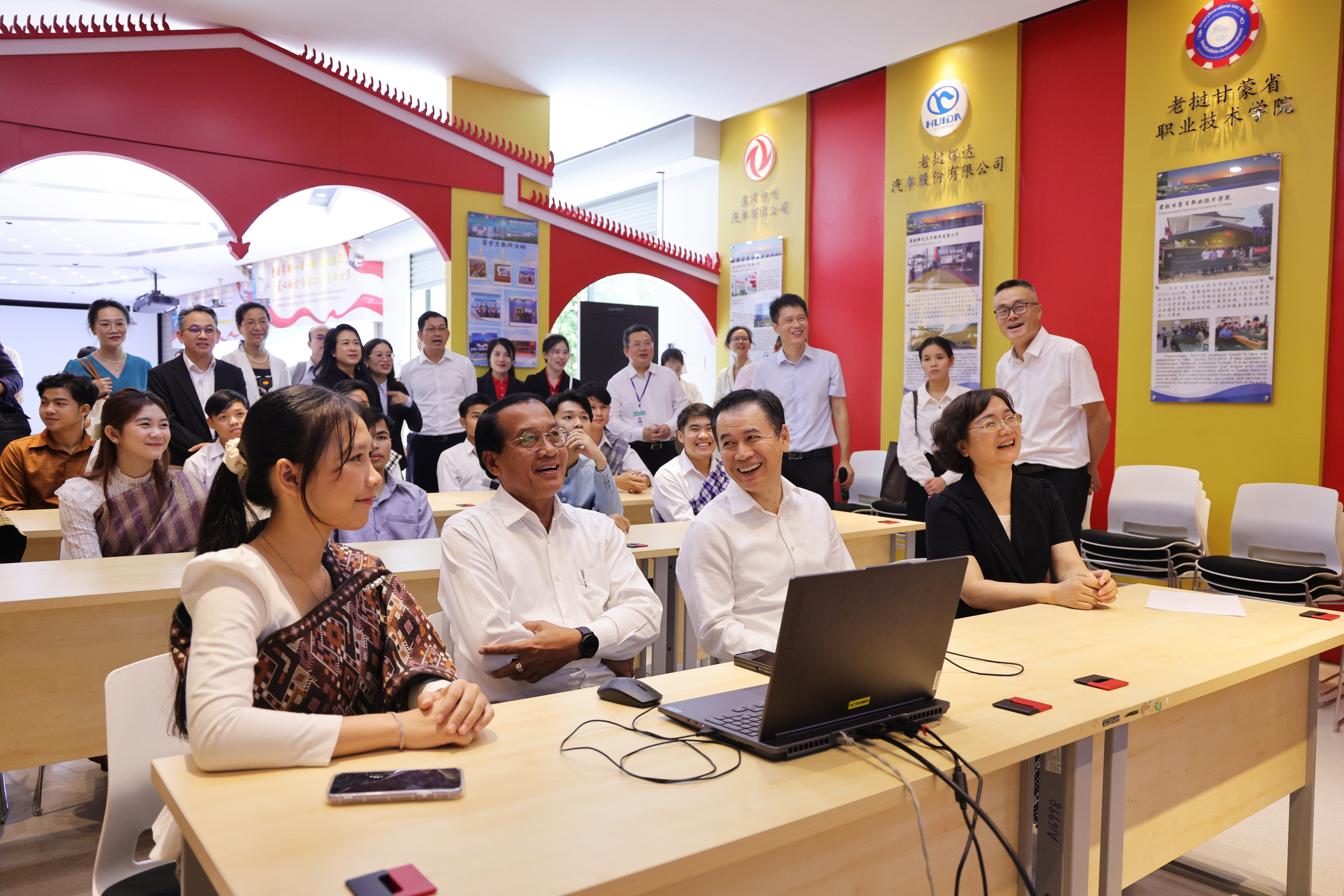 5 玛莱通·贡玛西与万塞·丰萨万观看老挝鲁班工坊(远程教学中心)直播课，并现场与学生交流