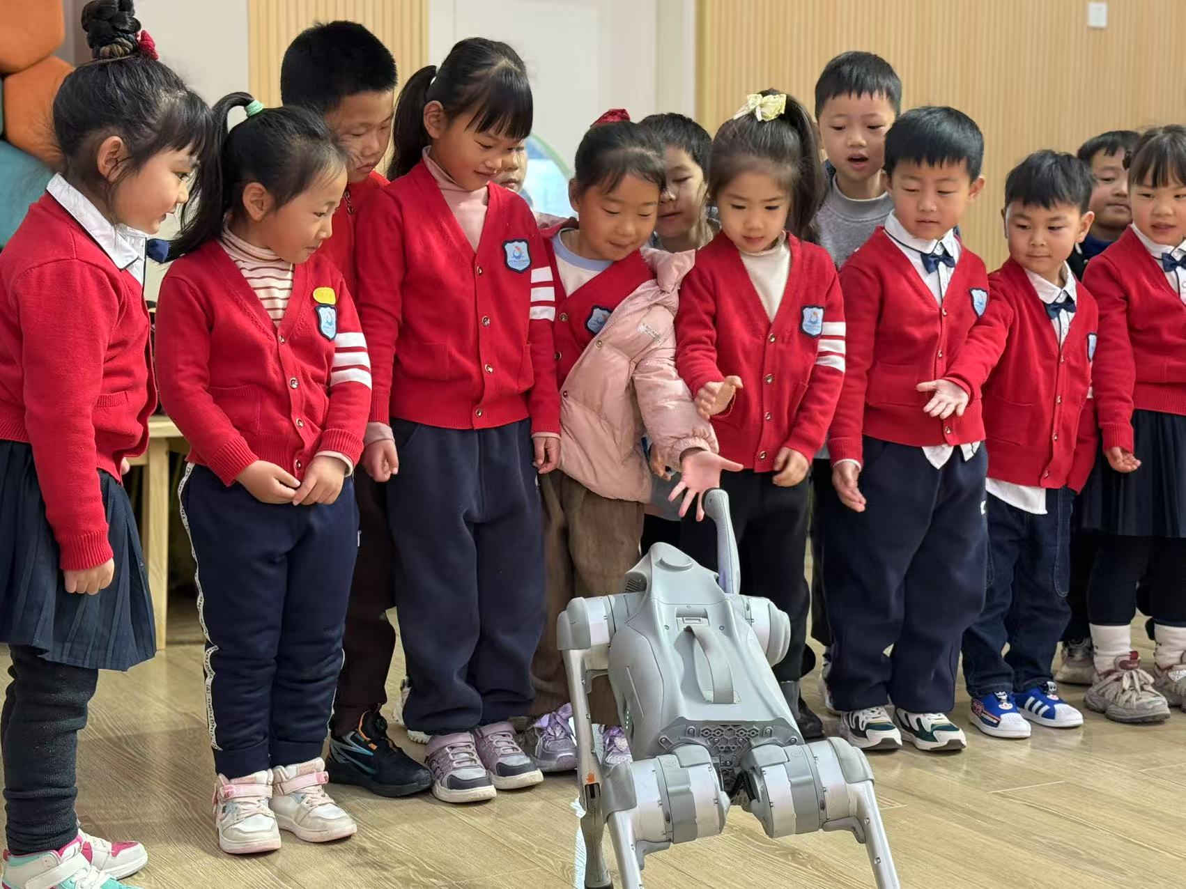 小朋友与机器狗握手