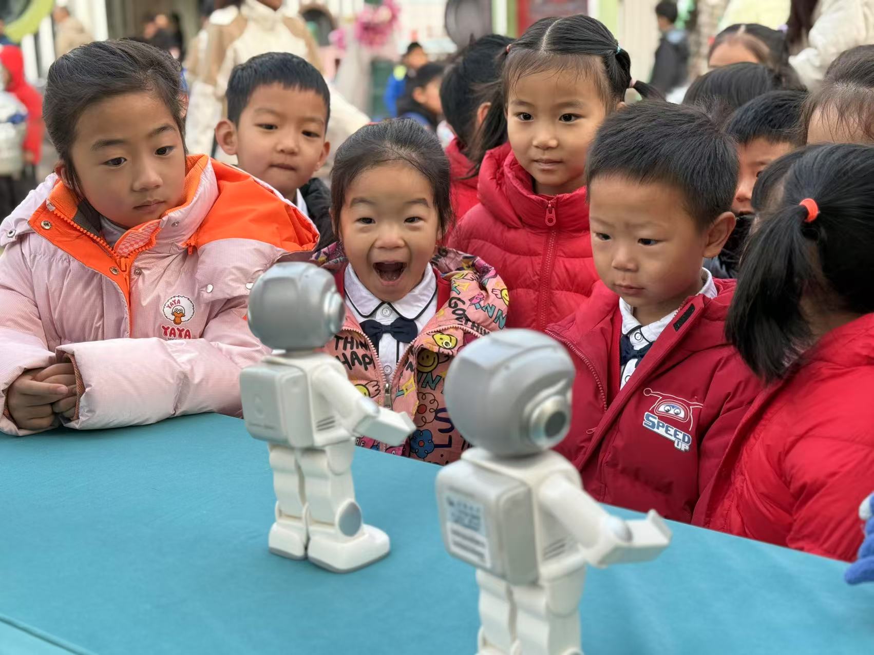小朋友与机器人互动