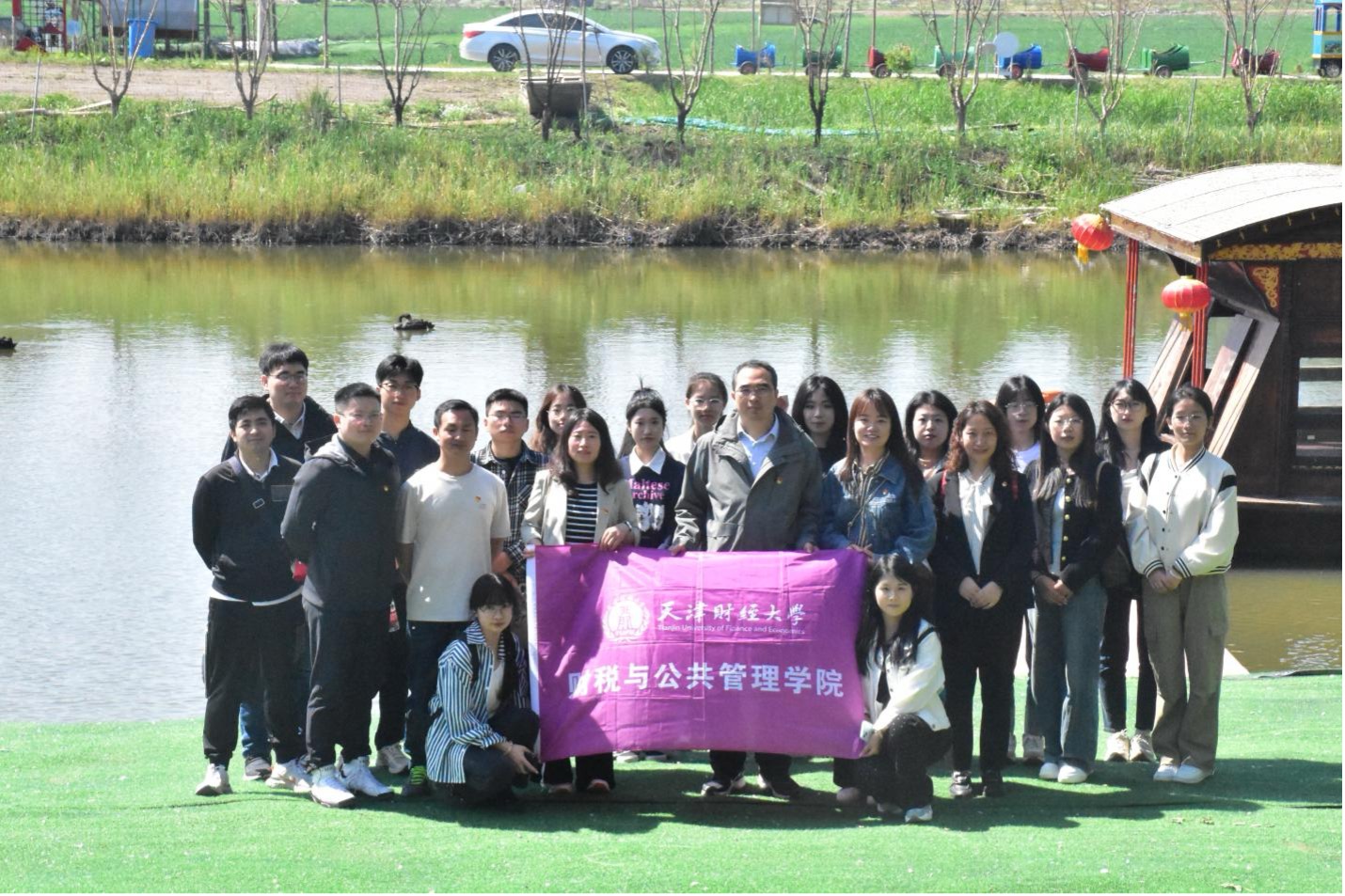 党支部组织师生赴西青区第六埠村开展“乡村振兴中的公共管理”研学活动