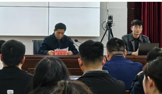 学校党委副书记杨松林主持会议