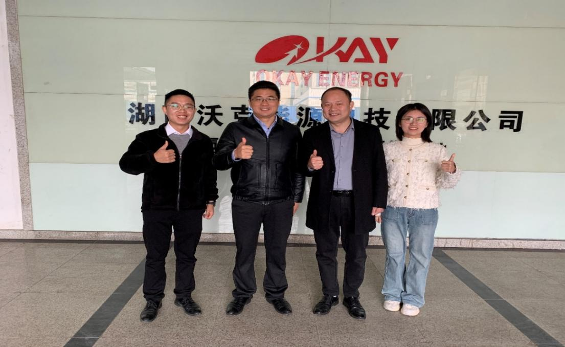 与企业人员合影