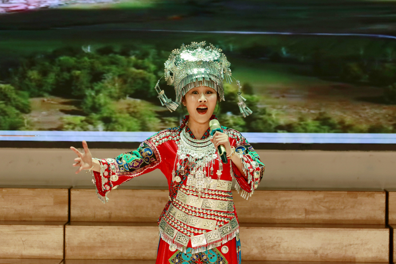 12.李君里 《挑着好日子山过山》