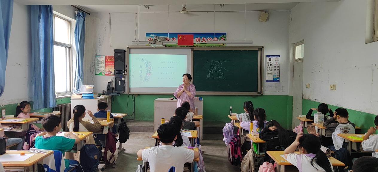 图5为固营村小学的小朋友们讲授心理课程