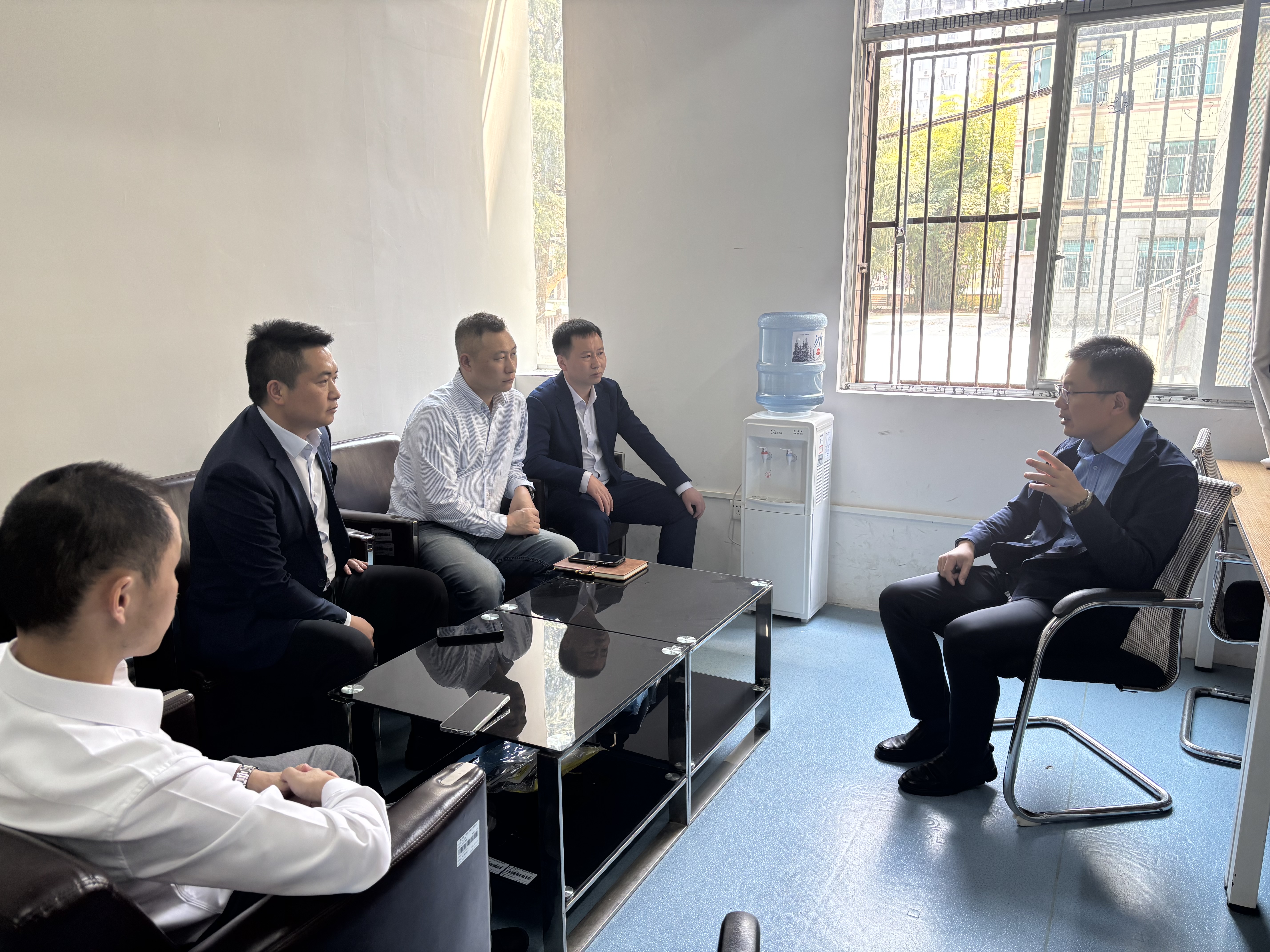 校企代表座谈深入交流