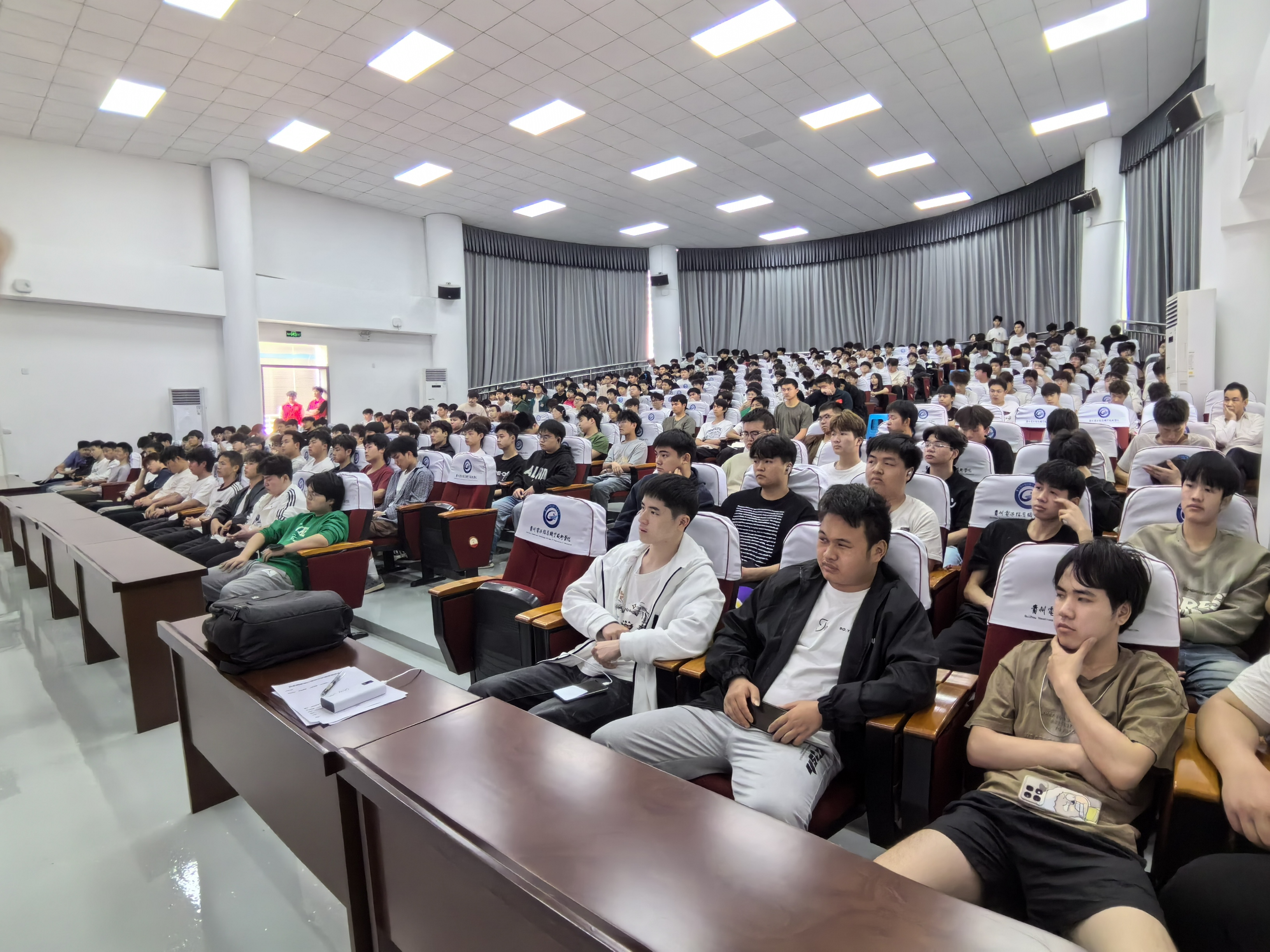 师生专注聆听会议宣讲