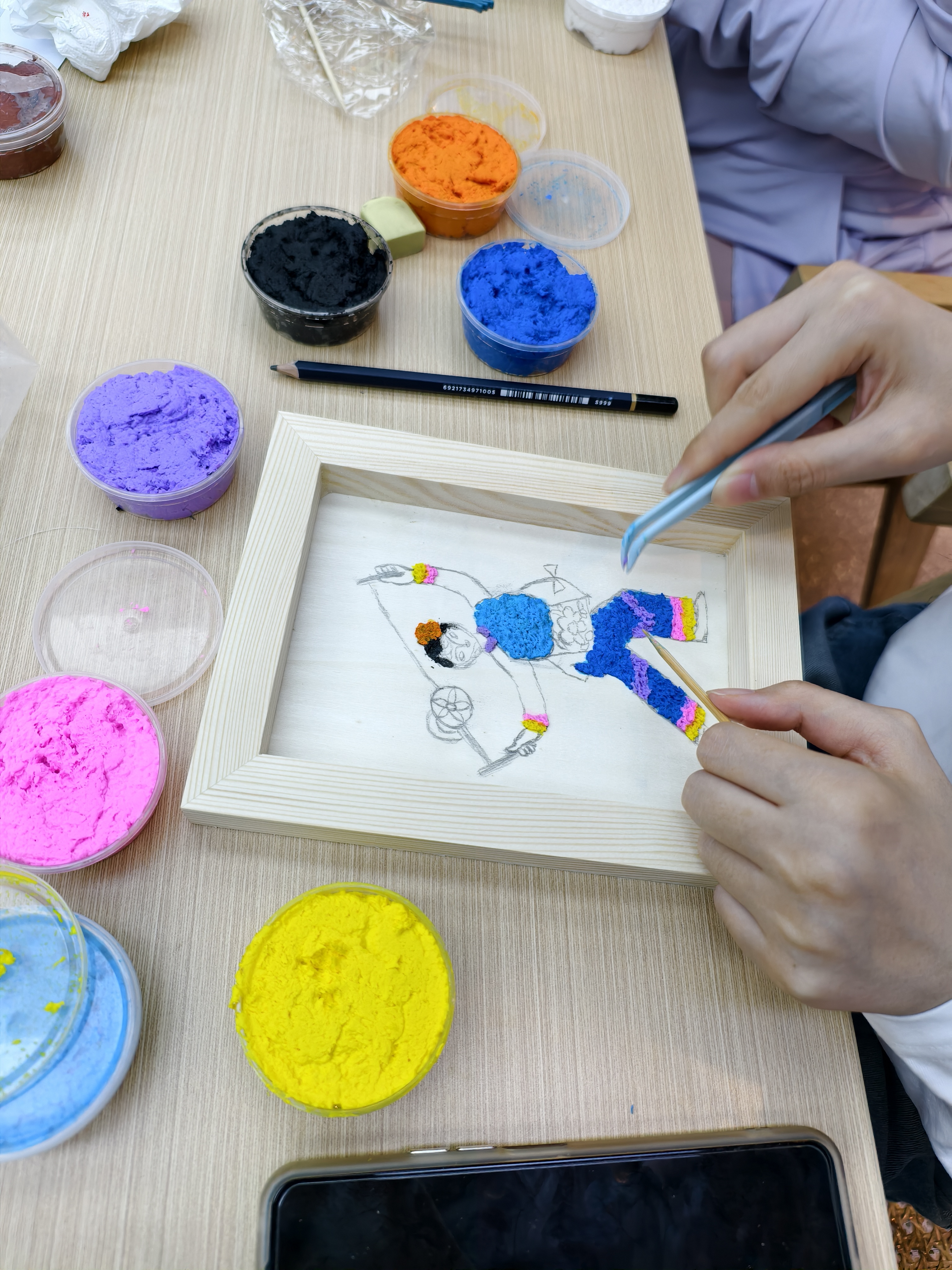 前期培训—志愿者们认真制作纸浆画1