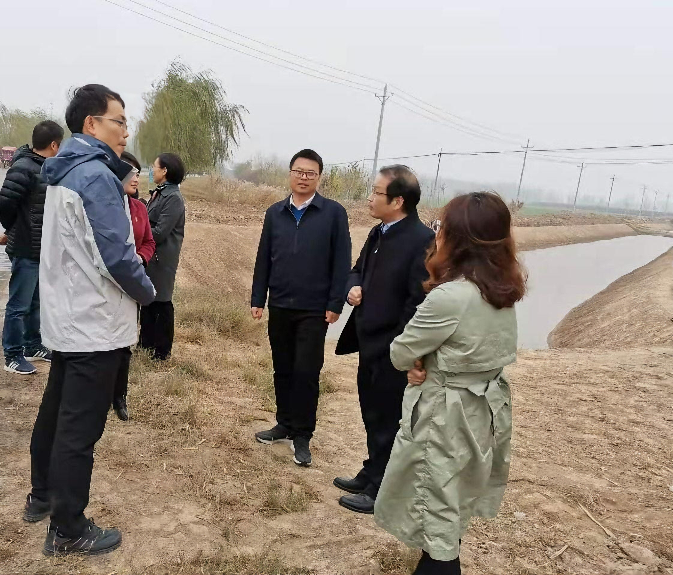 支部书记张建伟教授现场汇报兰考县仪封镇水系规划情况