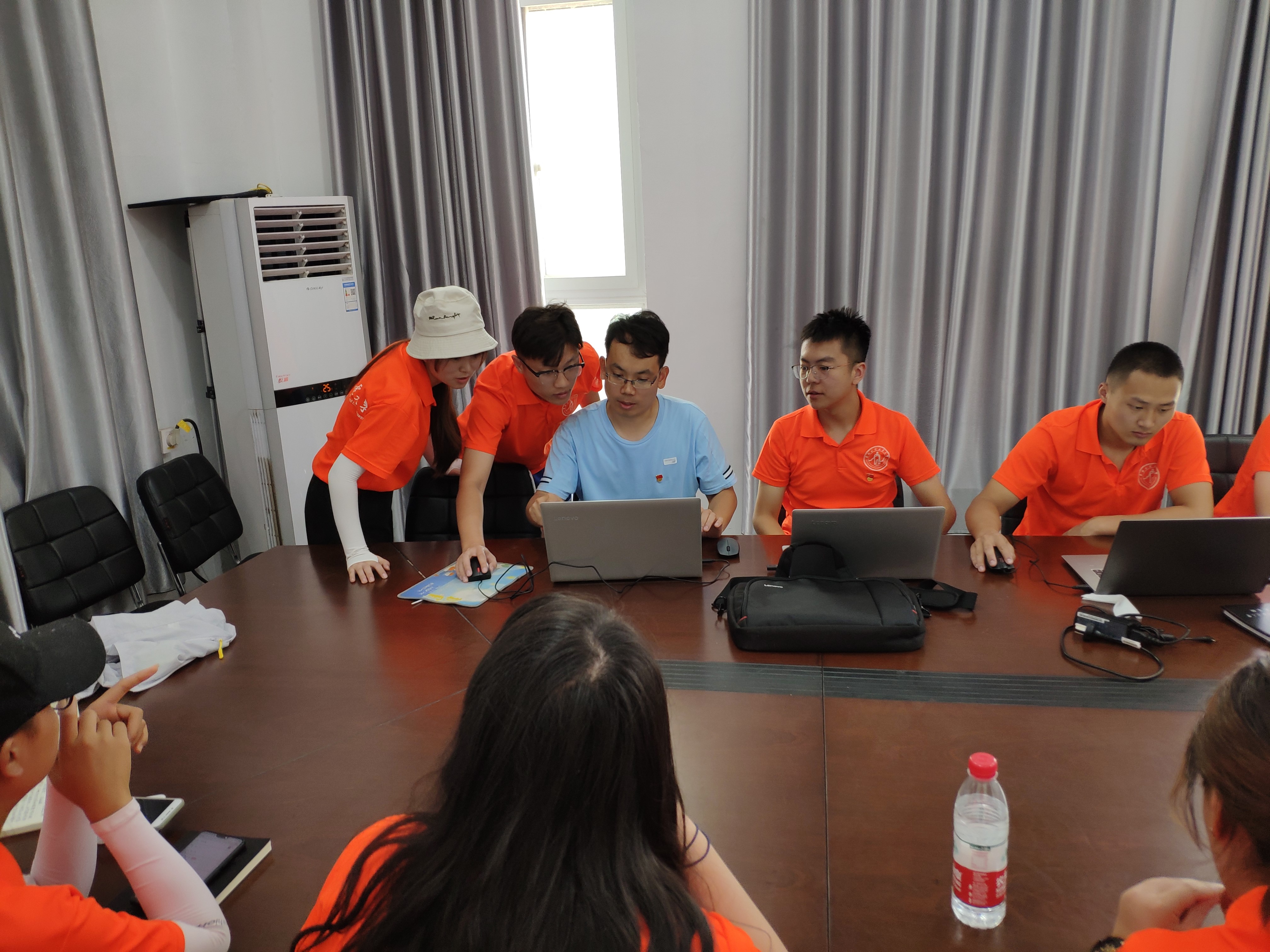 支部书记张建伟教授带领学生志愿者进行兰考县仪封镇水系规划