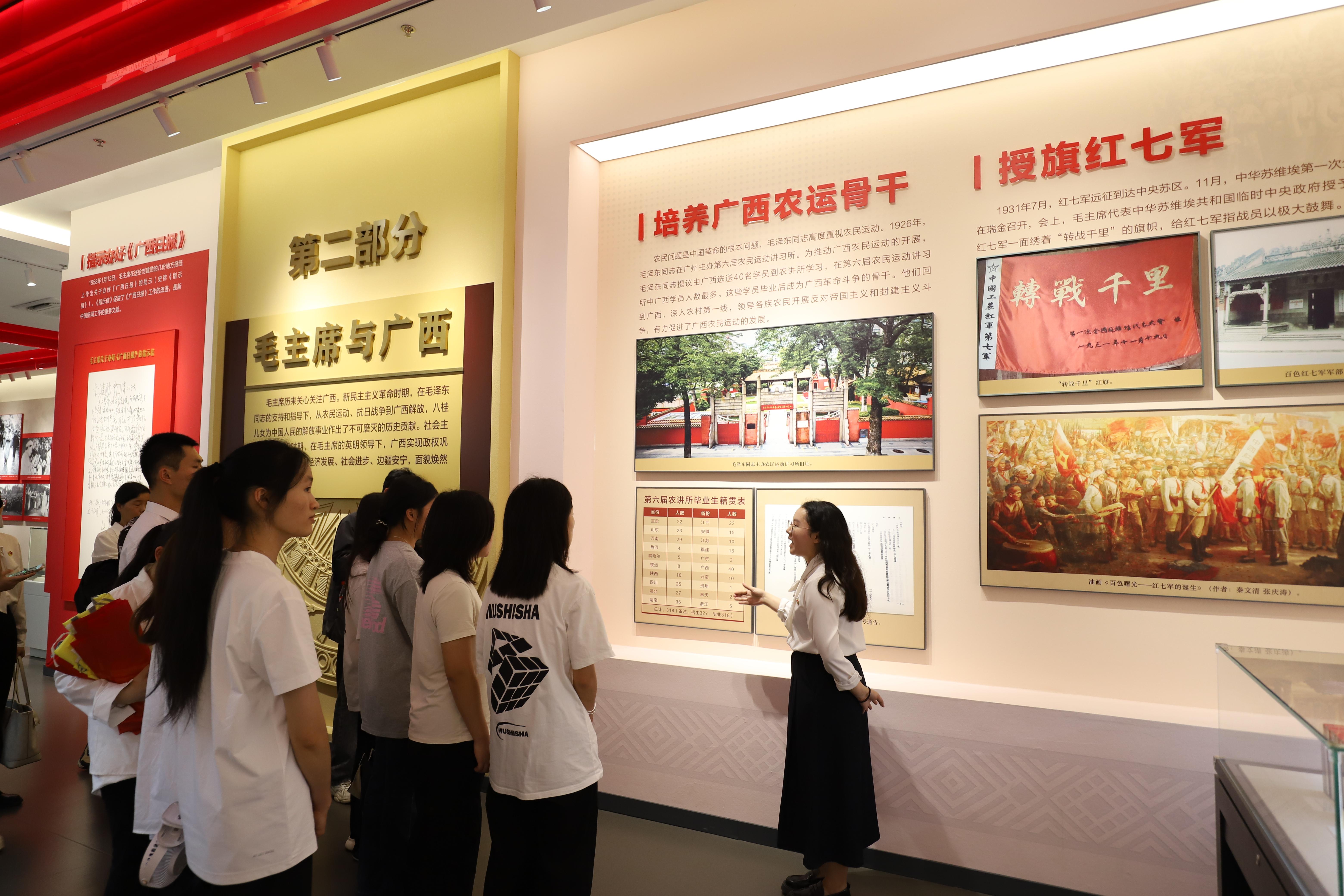 马克思主义学院教师代表进行现场教学